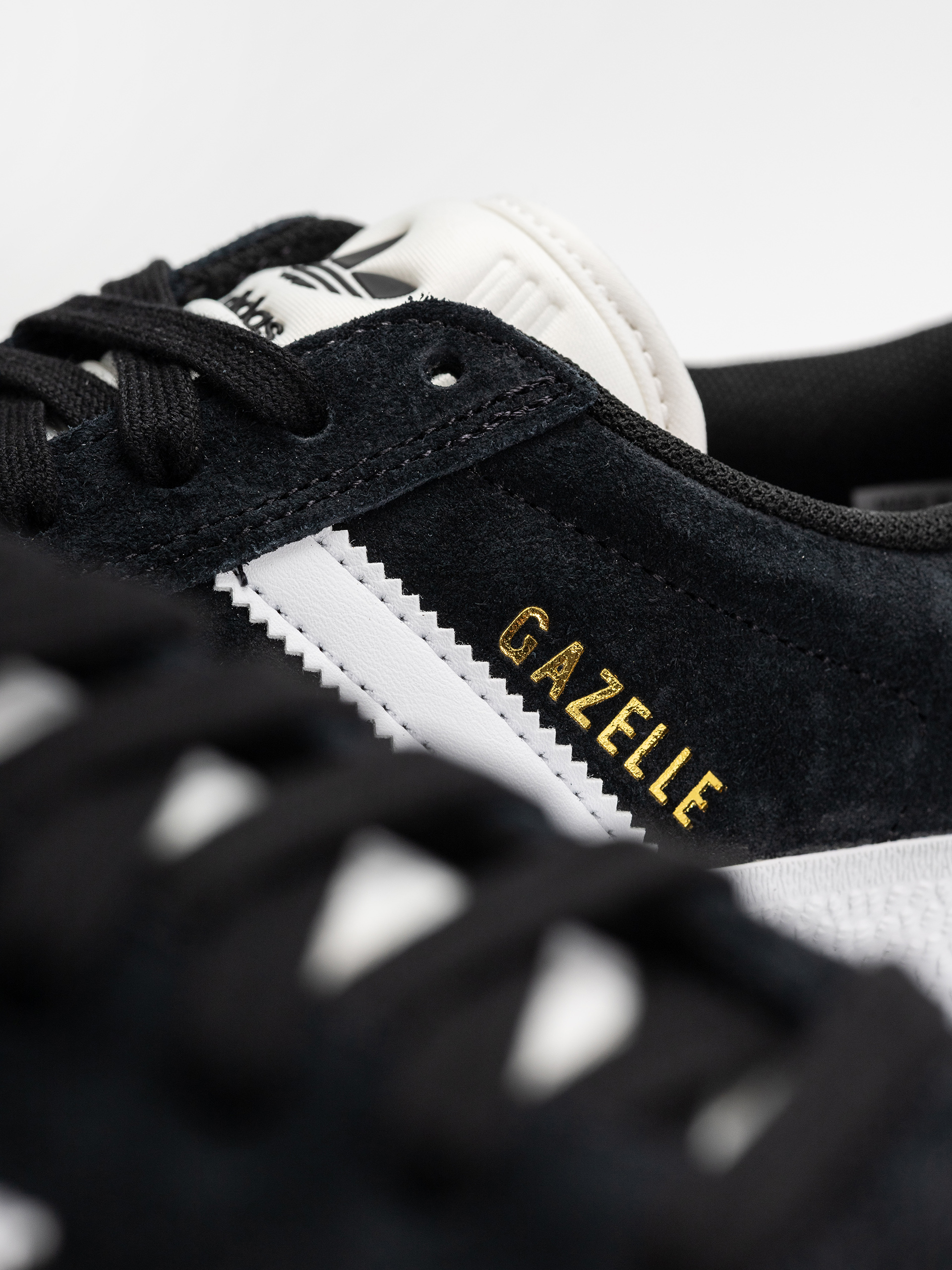 Обувки adidas Gazelle Adv (cblack/ftwwht/goldmt)