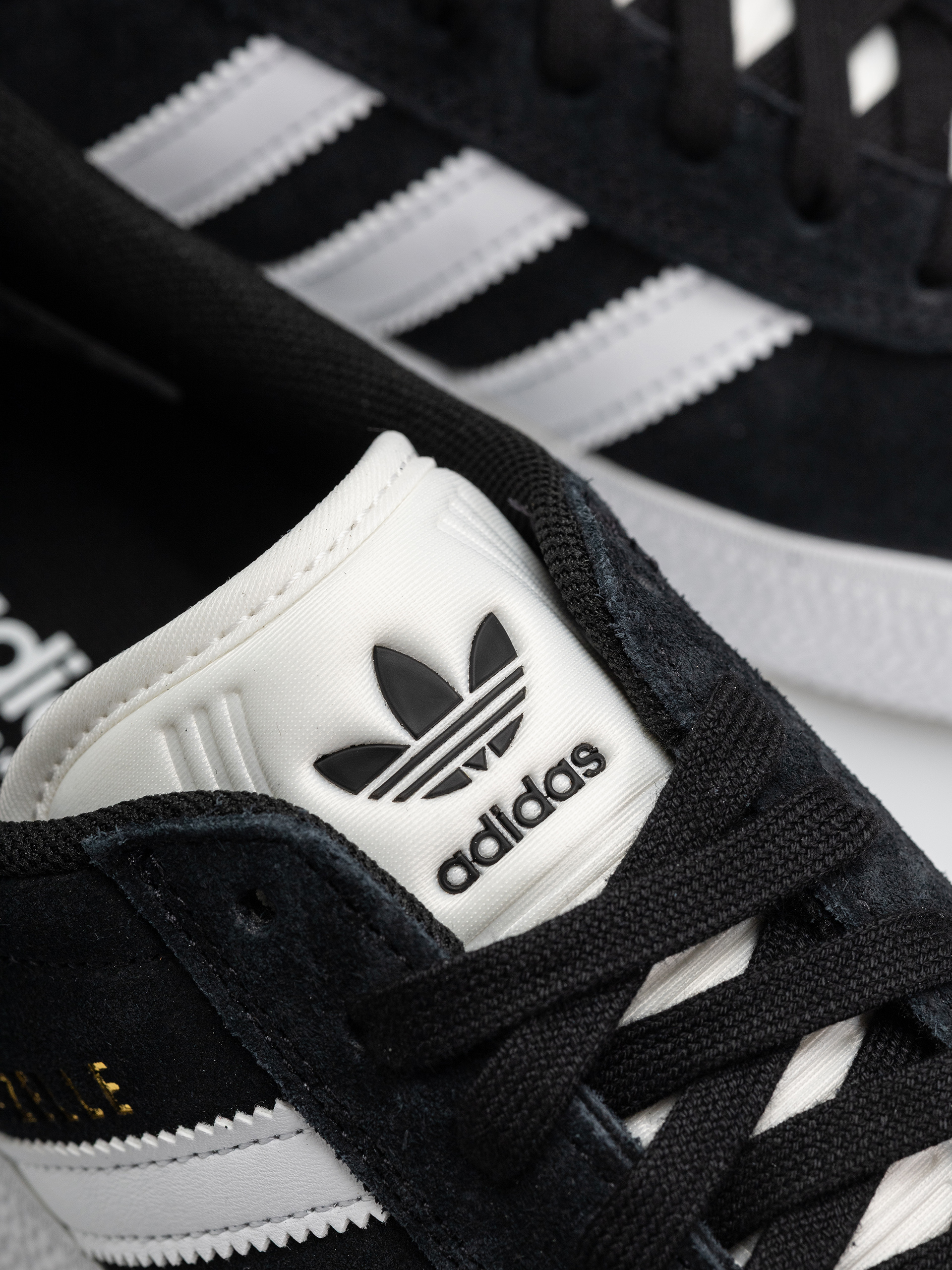 Обувки adidas Gazelle Adv (cblack/ftwwht/goldmt)