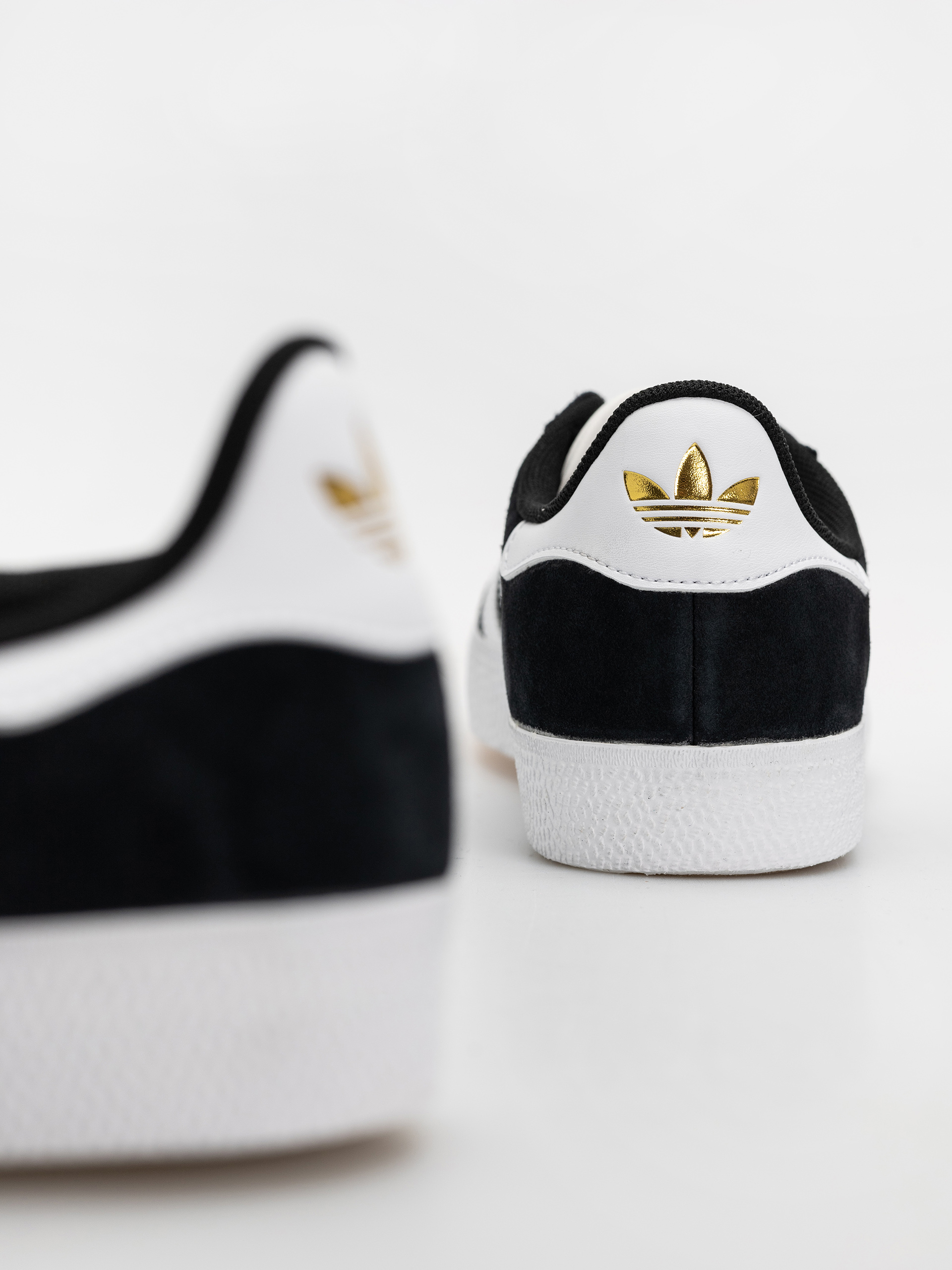 Обувки adidas Gazelle Adv (cblack/ftwwht/goldmt)