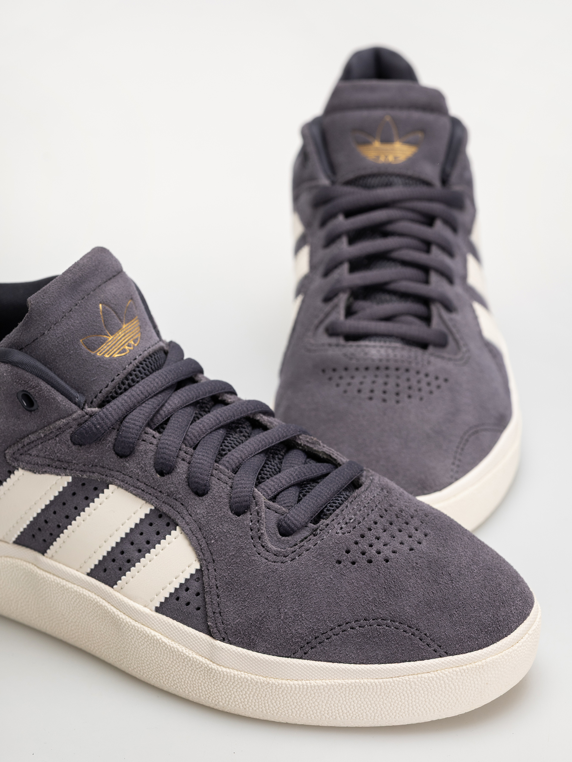 Обувки adidas Tyshawn (cwhite/clesky)