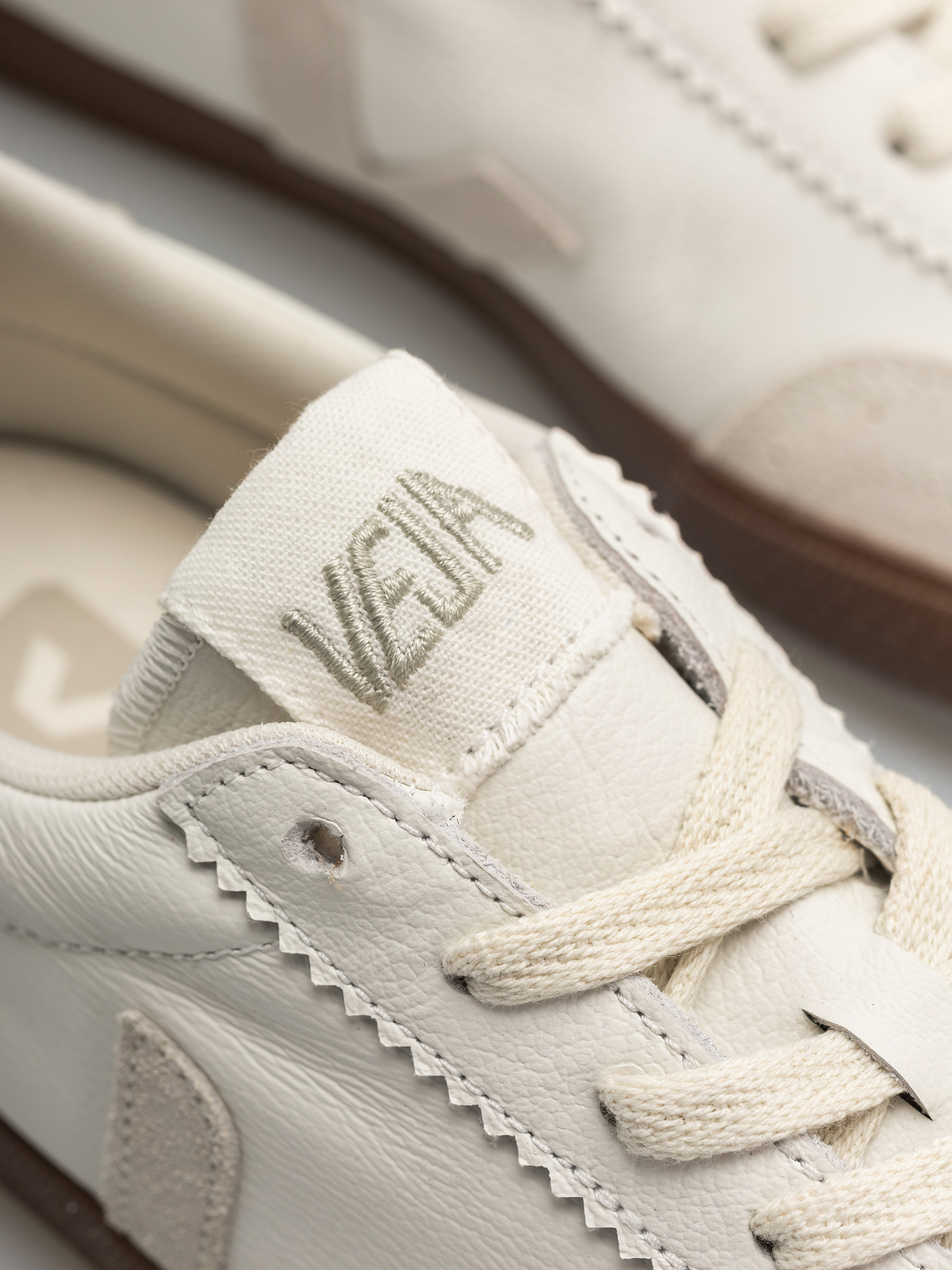 Обувки Veja Volley Wmn (white natural bark)
