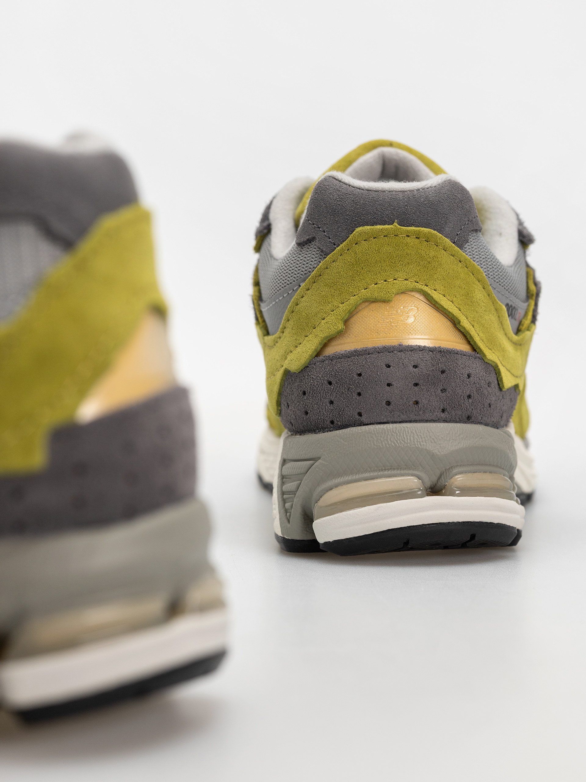 Обувки New Balance 2002 (sea moss/raincloud)