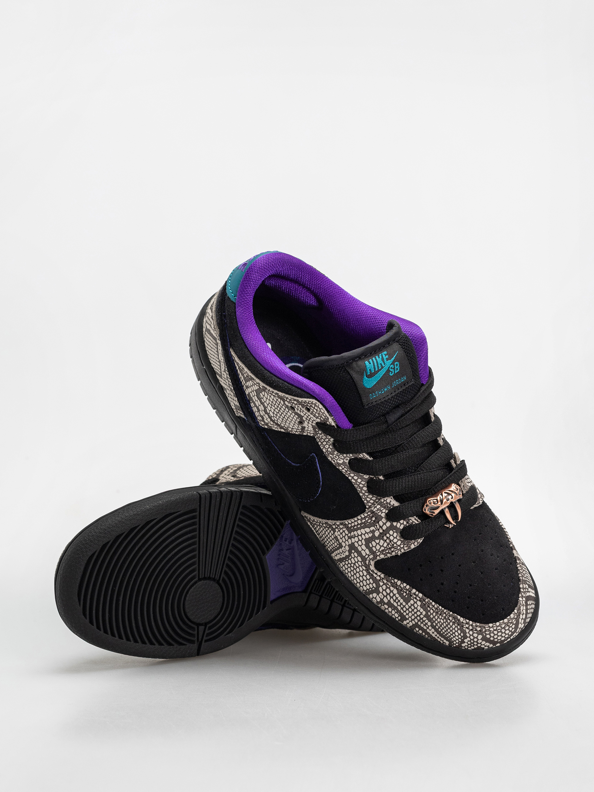 Обувки Nike SB Dunk Low Pro (string/black bright spruce fierce purple)