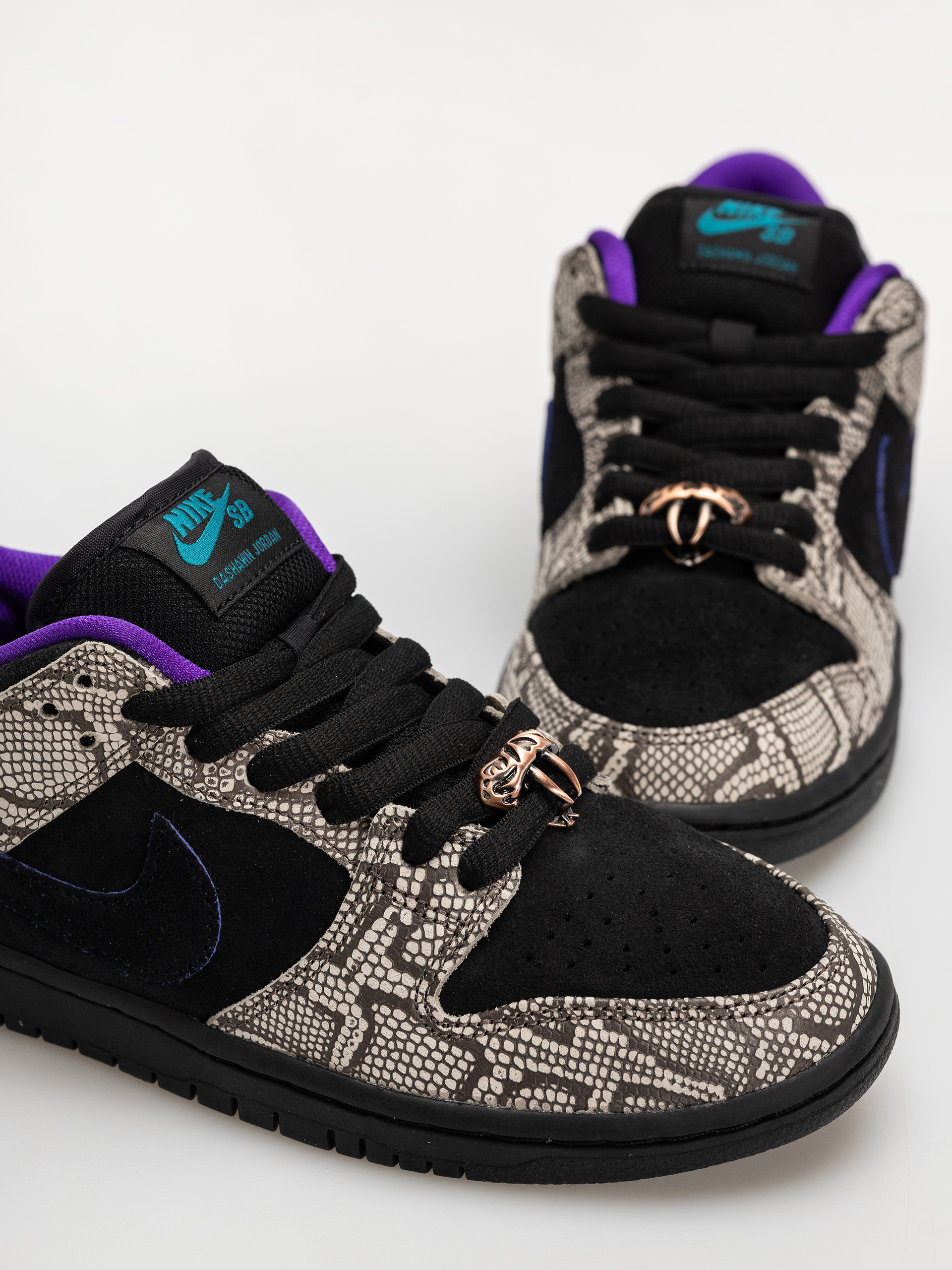 Обувки Nike SB Dunk Low Pro (string/black bright spruce fierce purple)