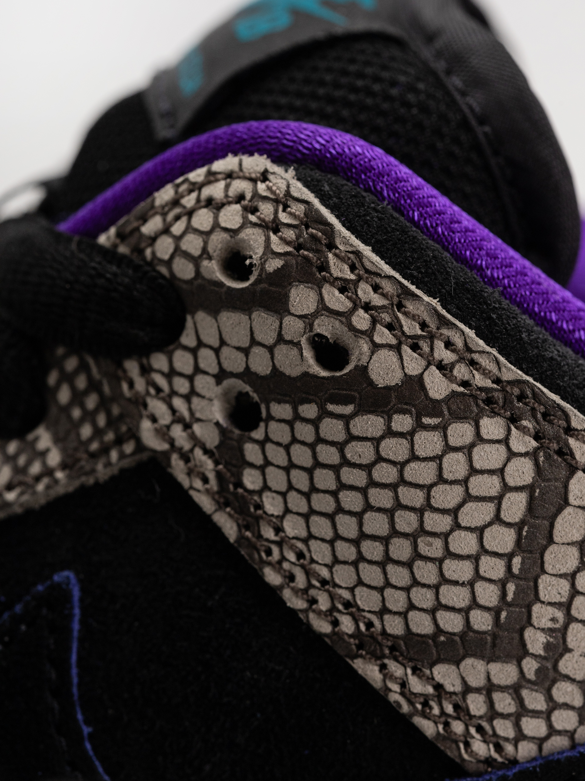 Обувки Nike SB Dunk Low Pro (string/black bright spruce fierce purple)