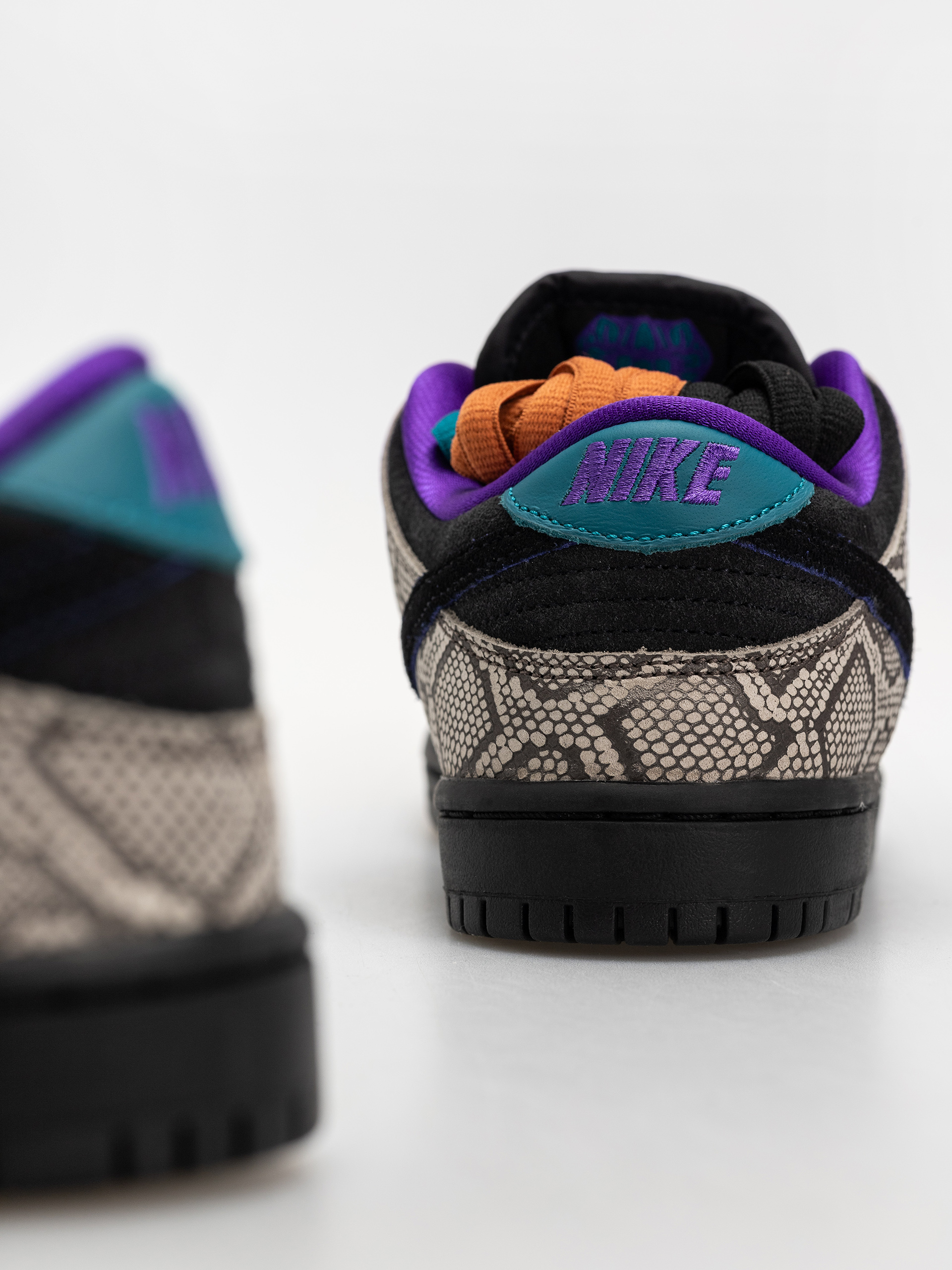 Обувки Nike SB Dunk Low Pro (string/black bright spruce fierce purple)