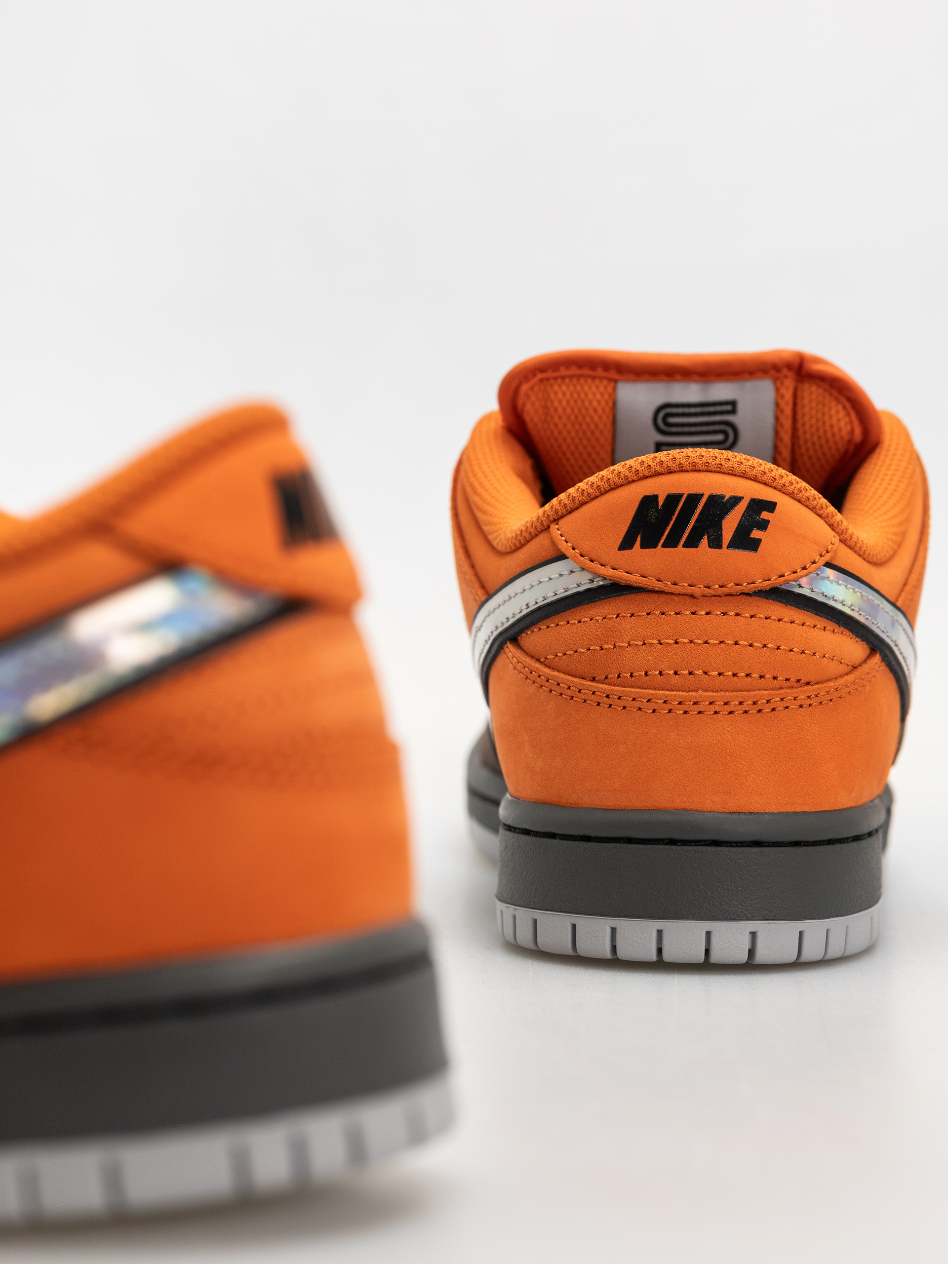 Обувки Nike SB Dunk Low Pro (safety orange/wolf grey baroque brown)