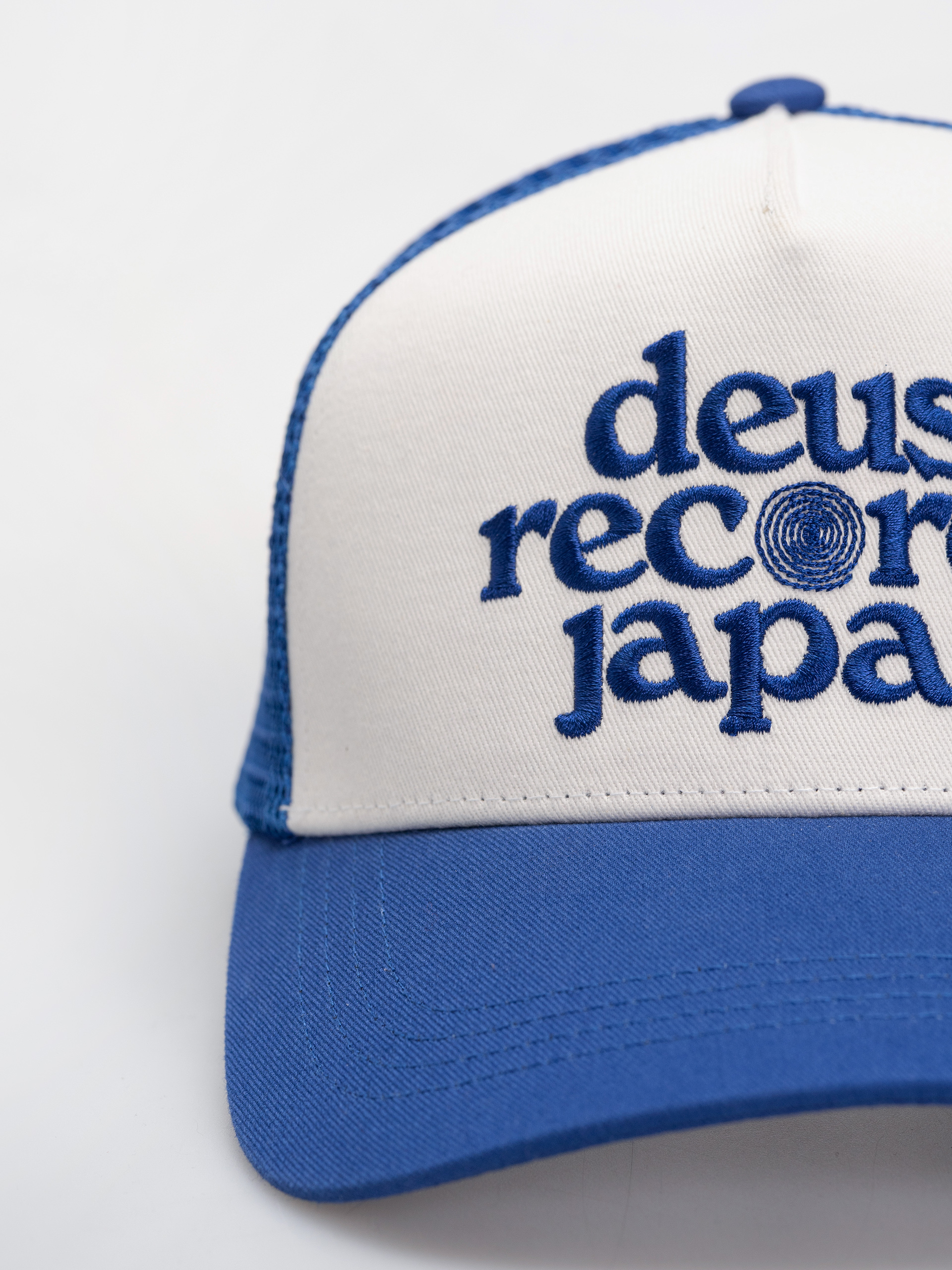 Шапка с козирка Deus Ex Machina Strata Trucker (daphne blue)