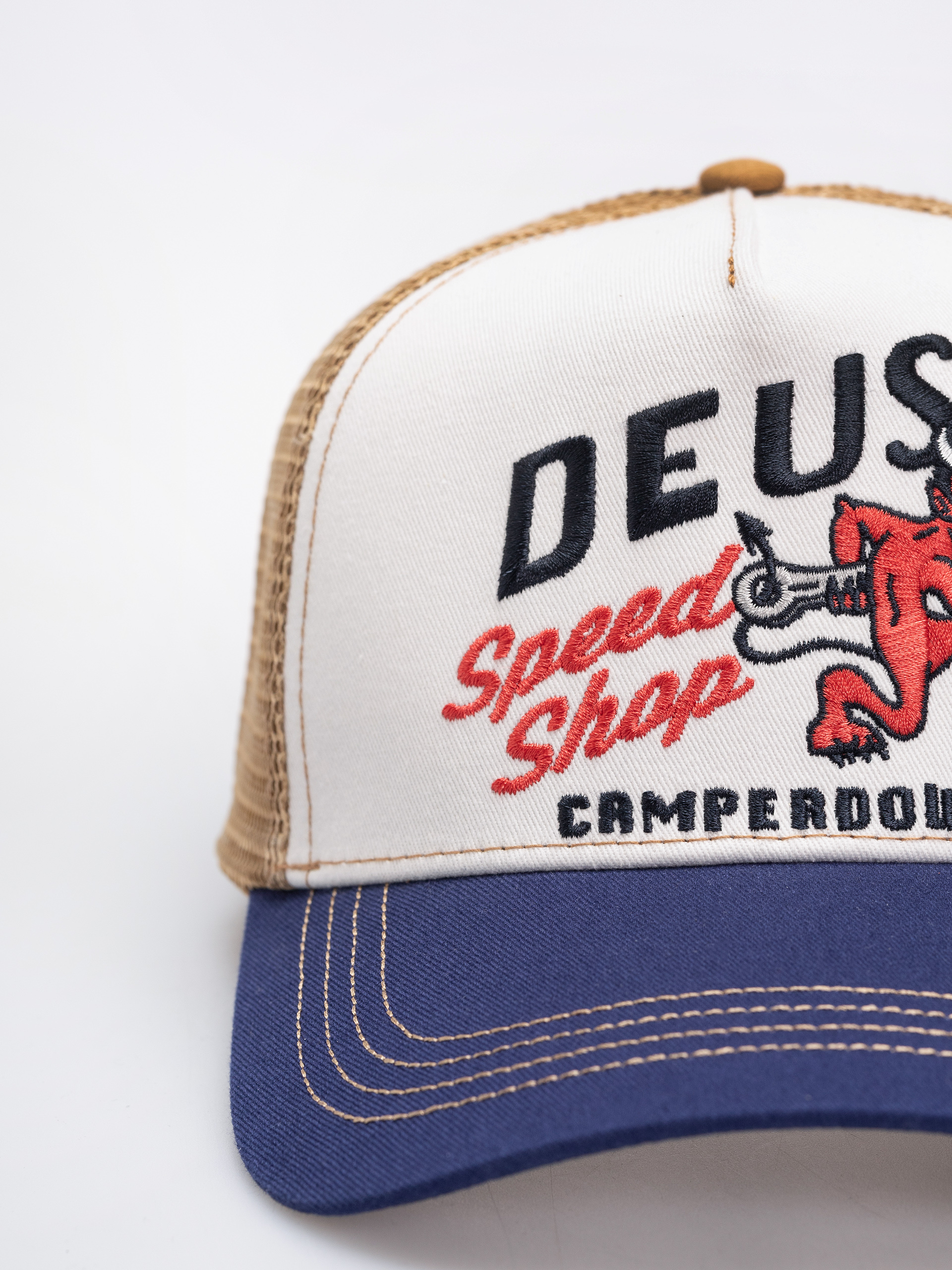 Шапка с козирка Deus Ex Machina Dogleg Trucker (dirty white)
