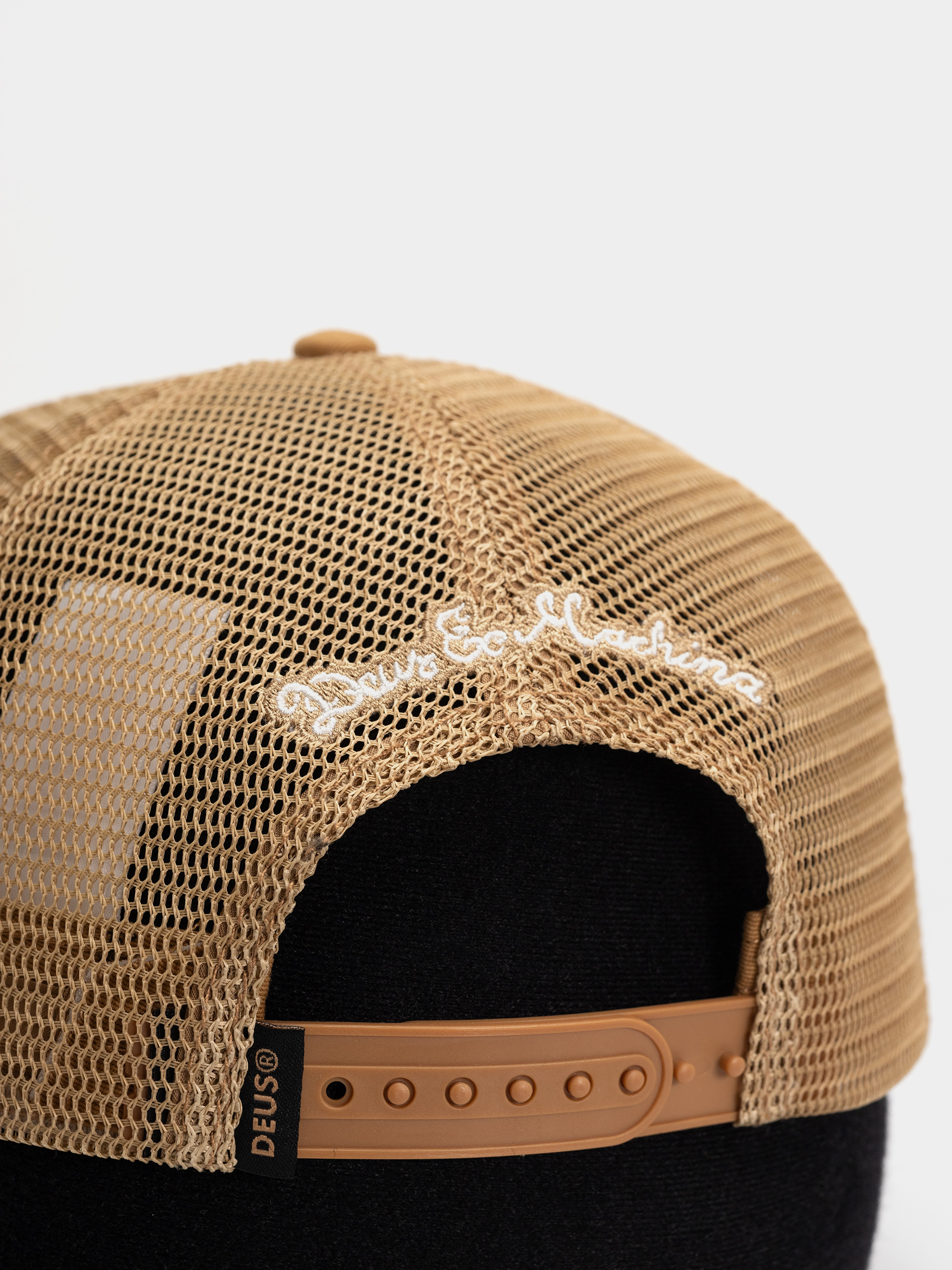 Шапка с козирка Deus Ex Machina Dogleg Trucker (dirty white)