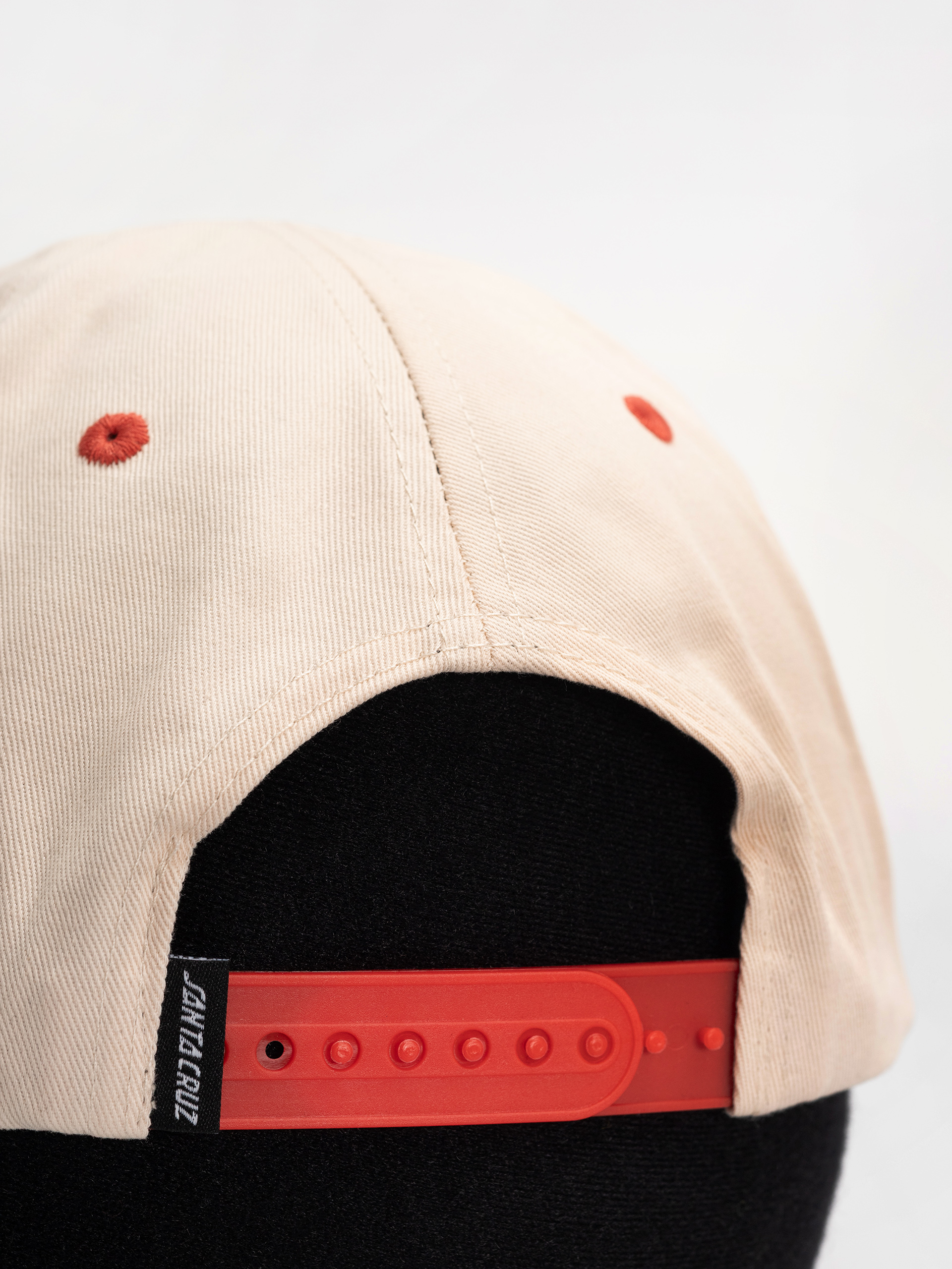 Шапка с козирка Santa Cruz Stamped Opus Snapback (off white/ketchup)