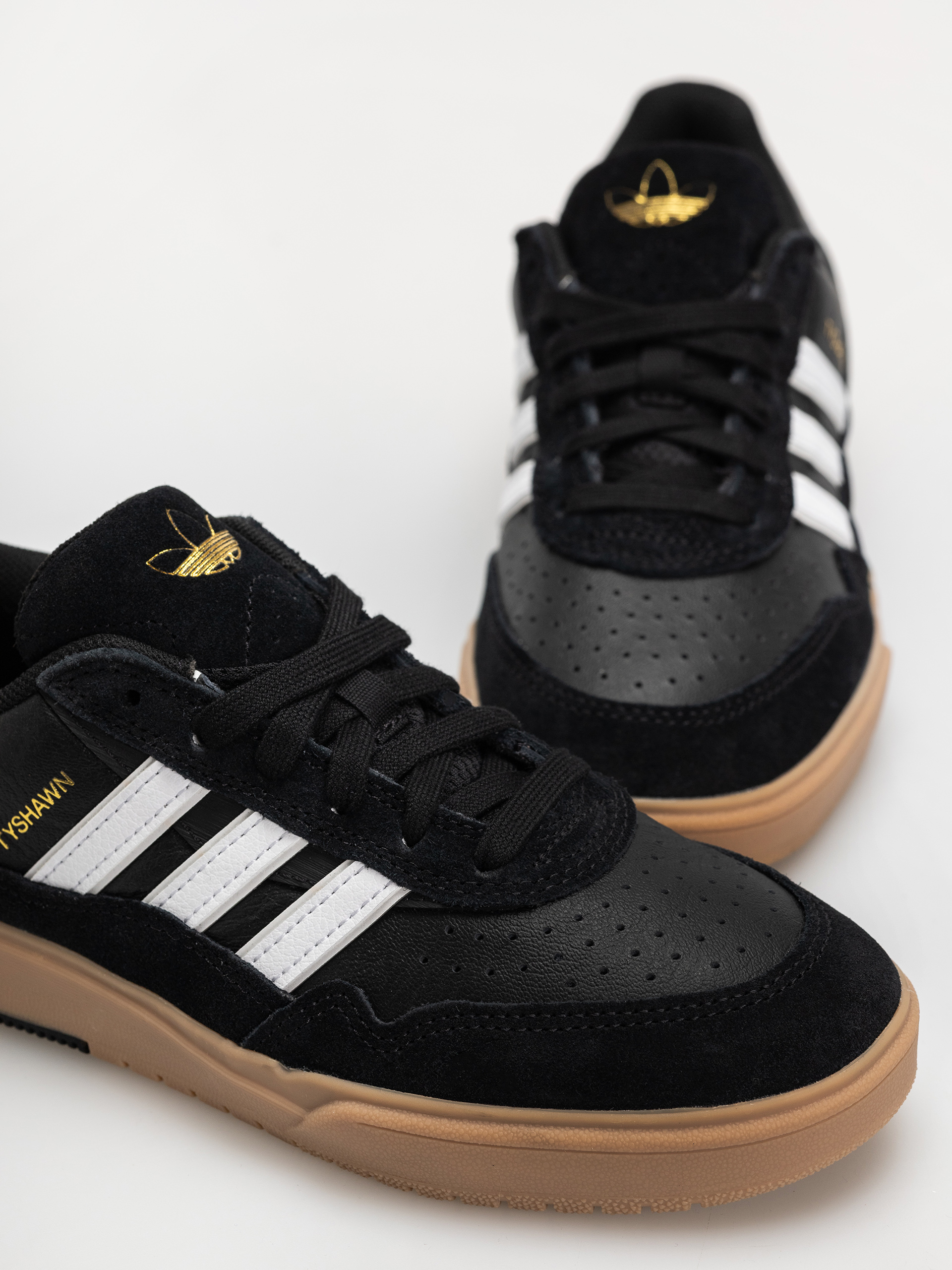 Обувки adidas Tyshawn II (cblack/ftwwht/gum4)