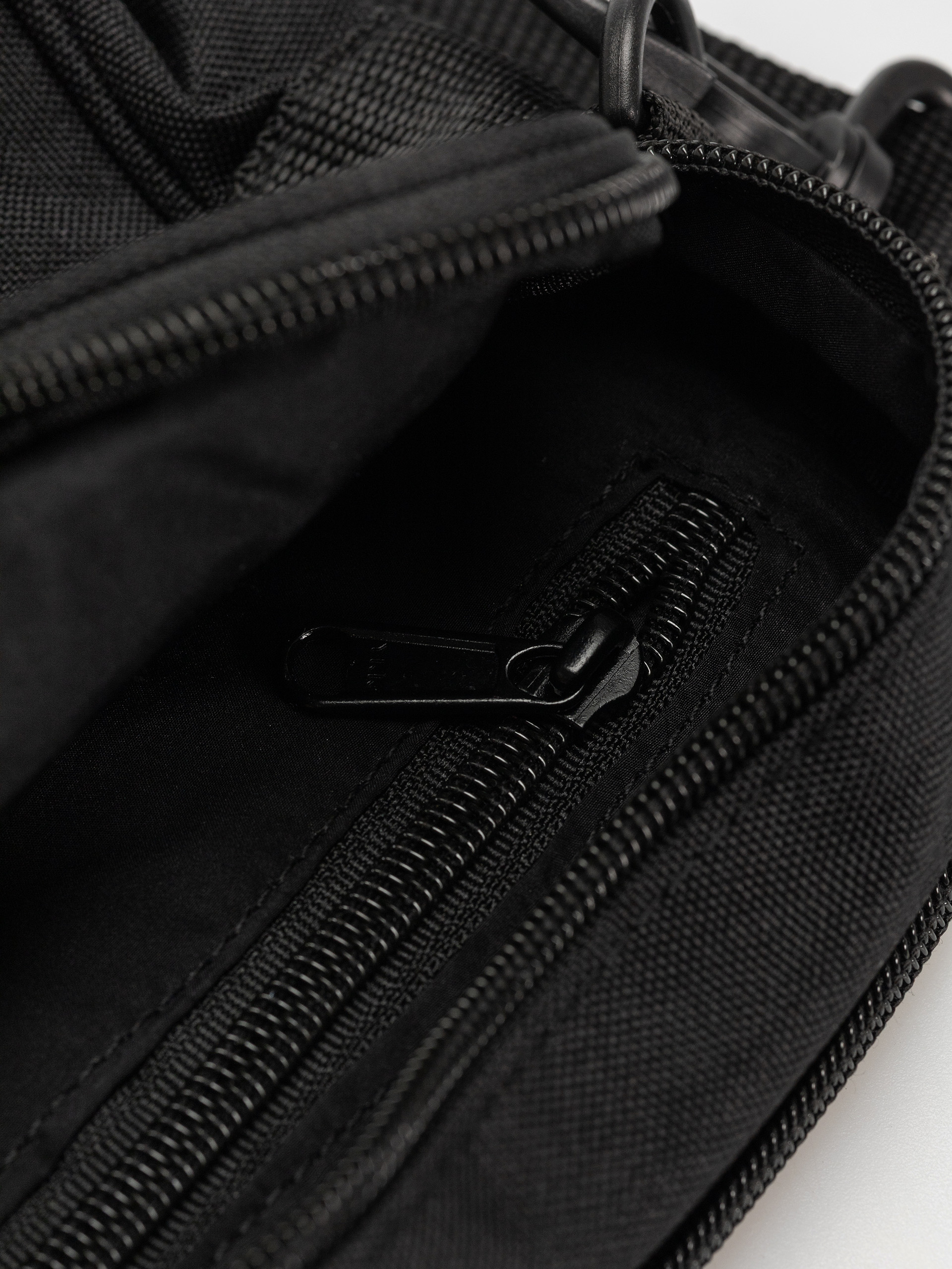 Чанта OBEY Half Eye Crossbody (black)