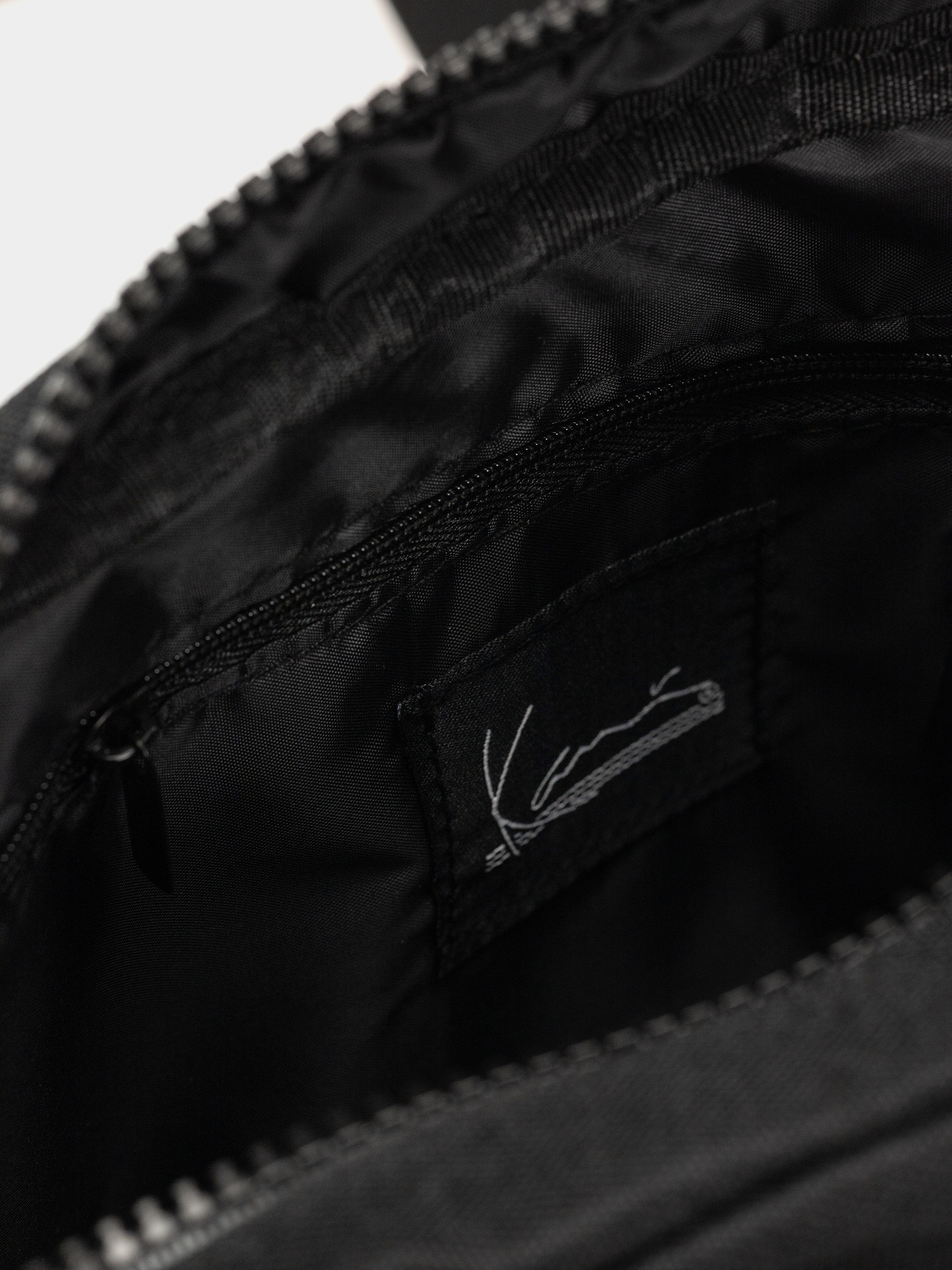 Чантичка за кръст Karl Kani Signature Essential Hip (black)