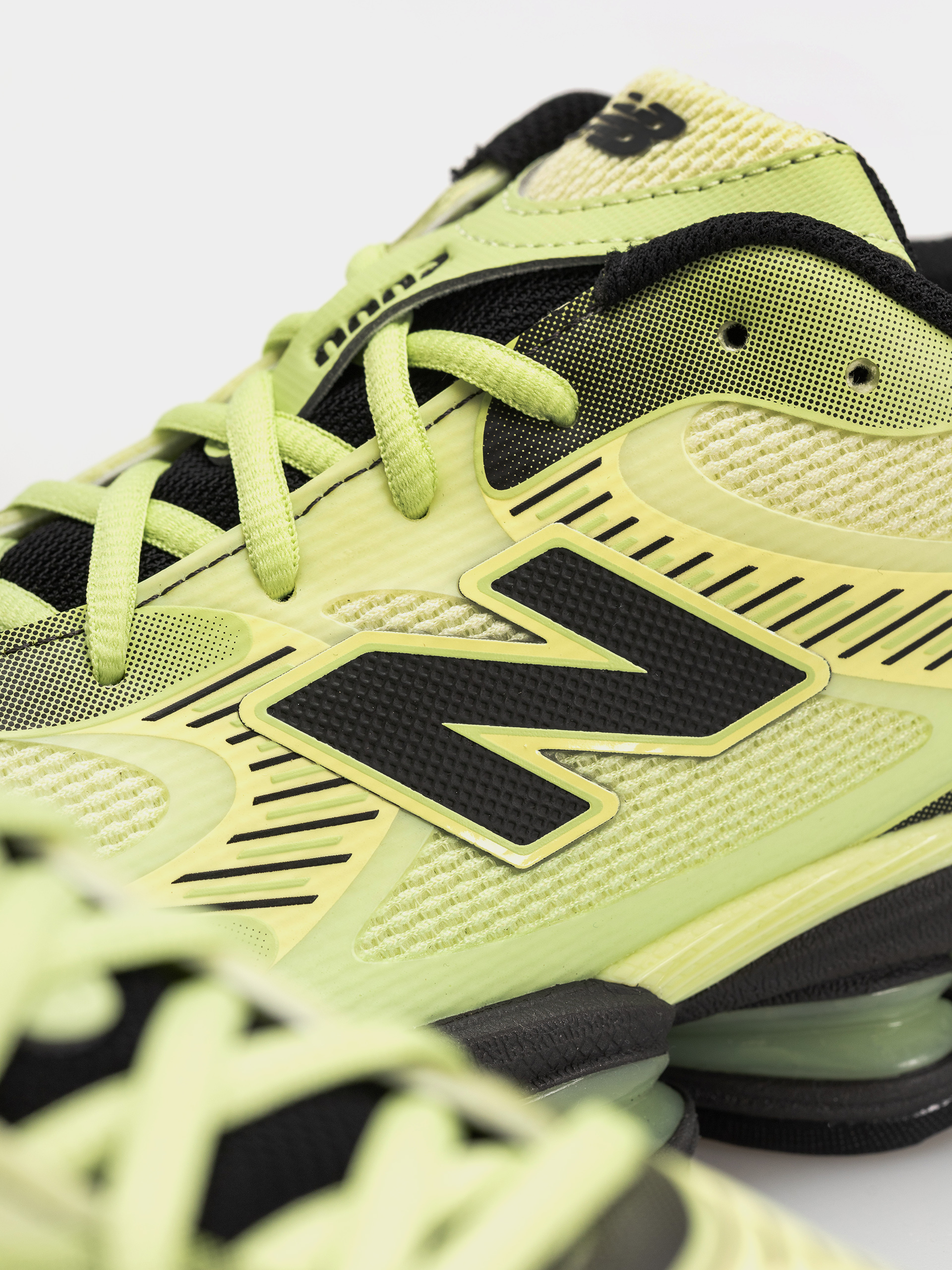 Обувки New Balance 2000 (limelight/dry lime/faded black)
