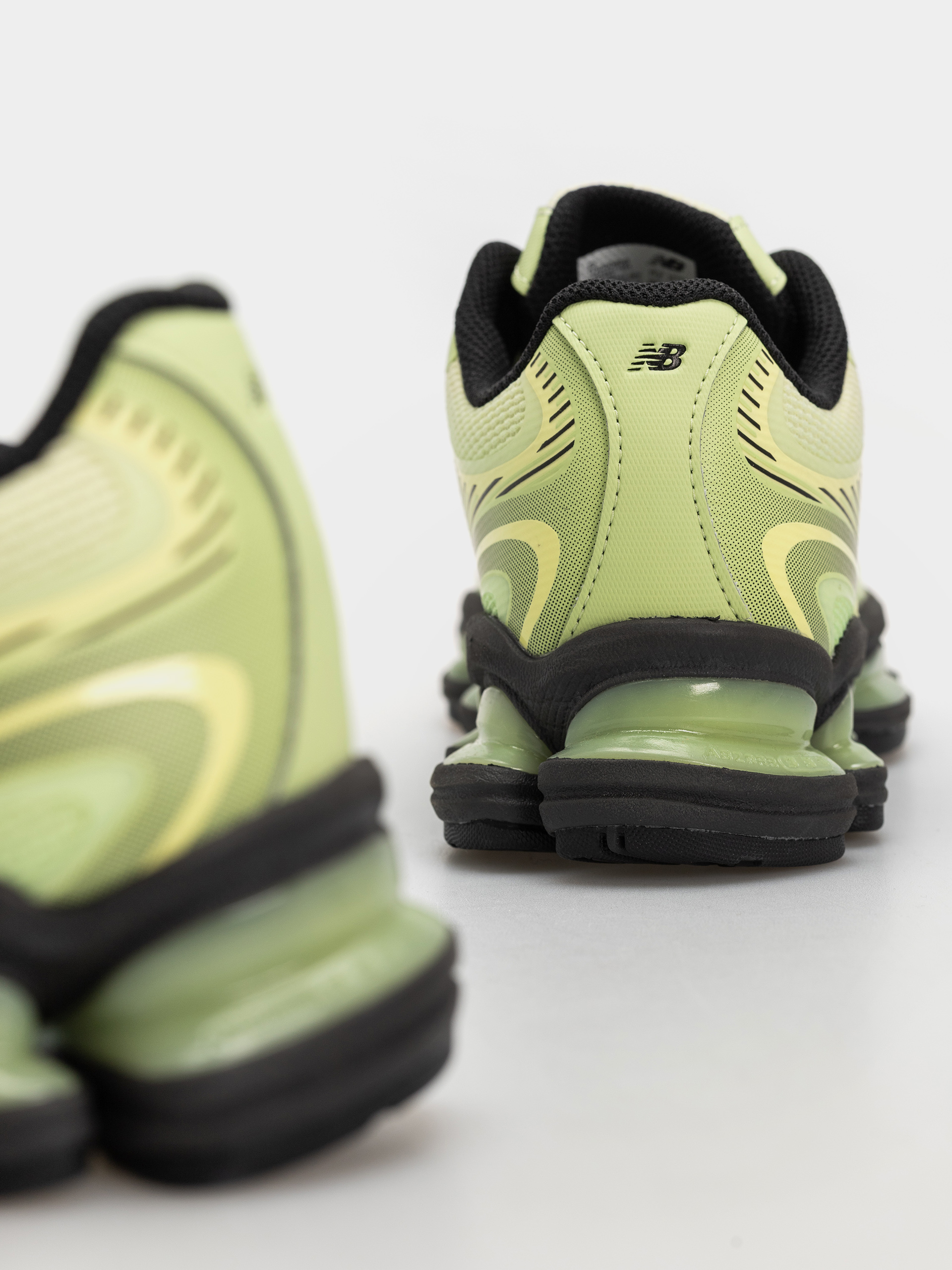 Обувки New Balance 2000 (limelight/dry lime/faded black)