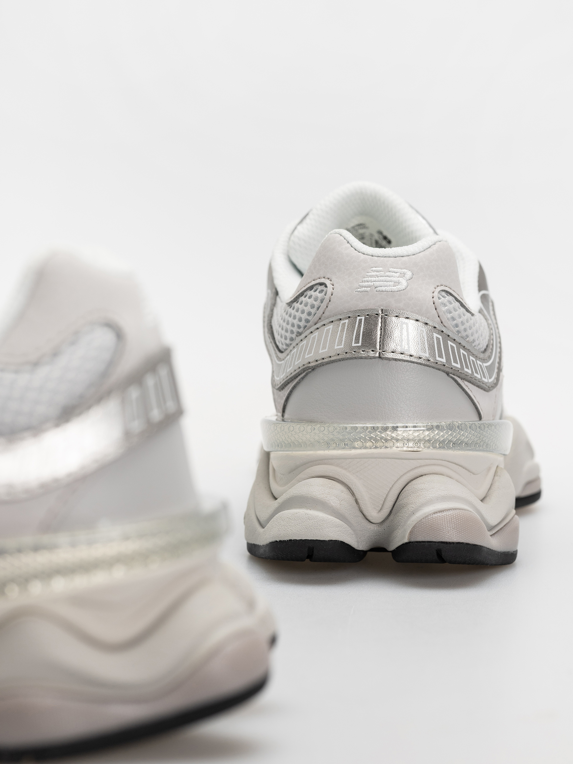 Обувки New Balance 9060 (raincloud/truffle salt)