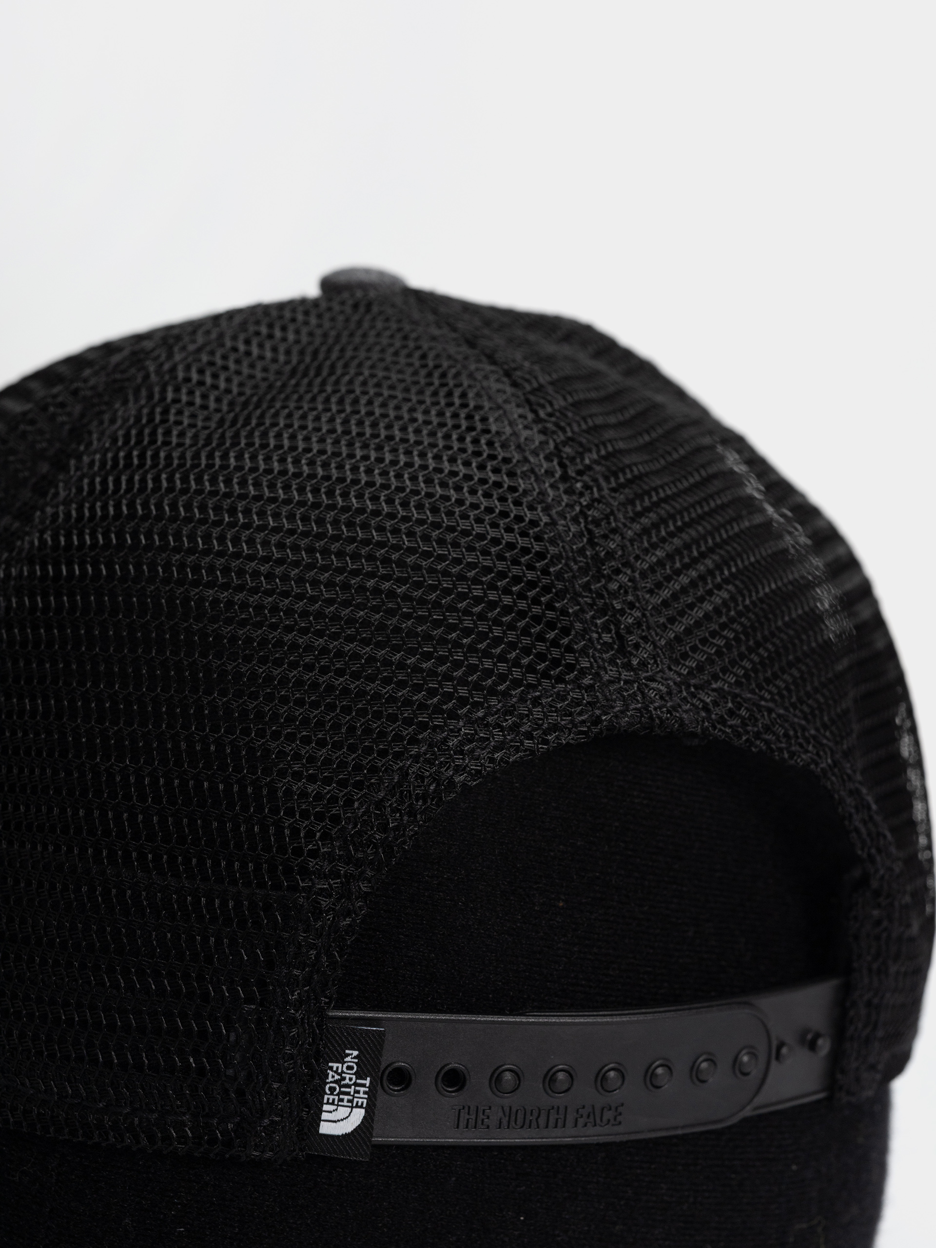 Шапка с козирка The North Face Mudder Trucker (tnfb/tnfmdgyhtr)