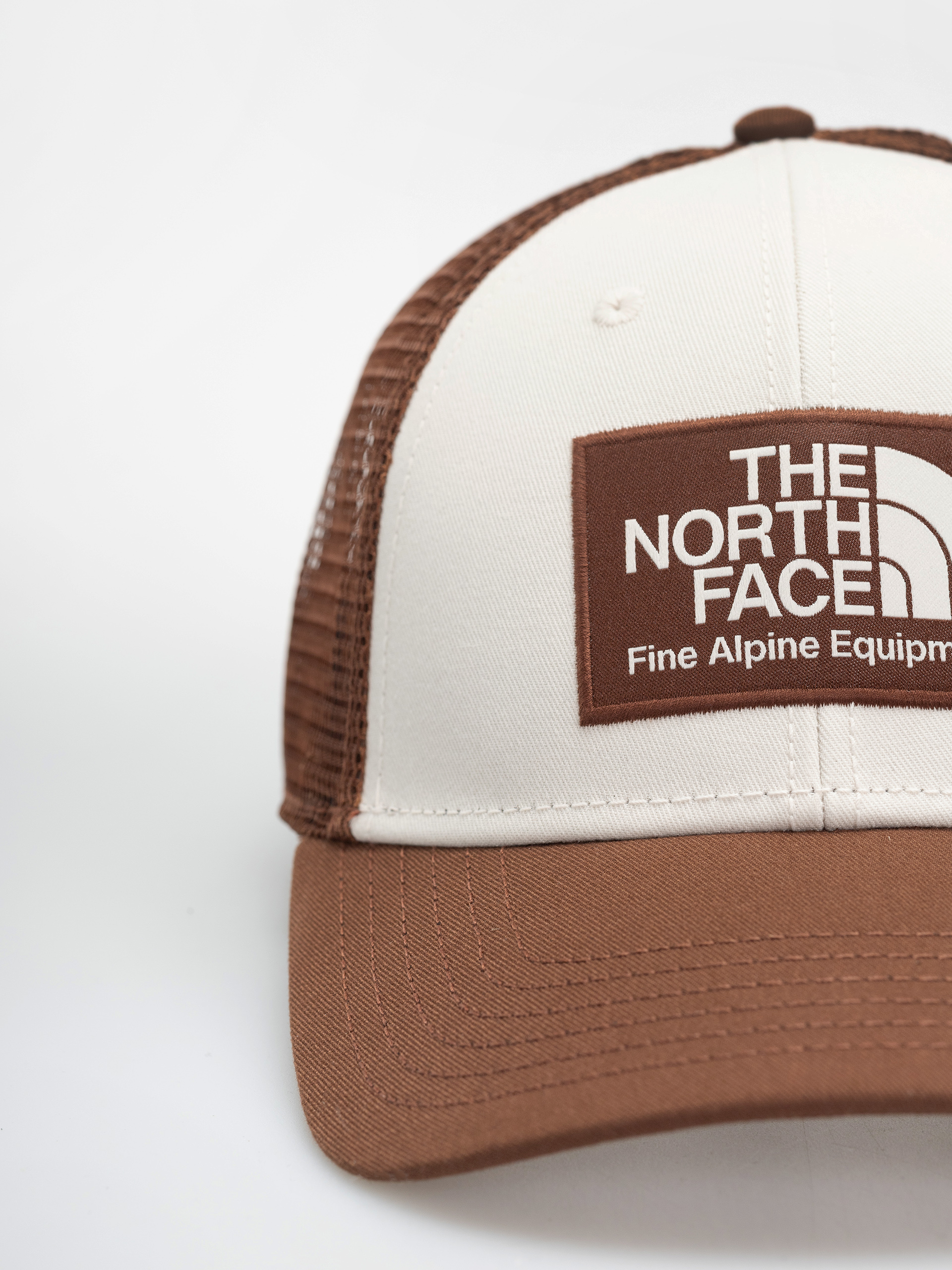 Шапка с козирка The North Face Mudder Trucker (ember soil/whit)