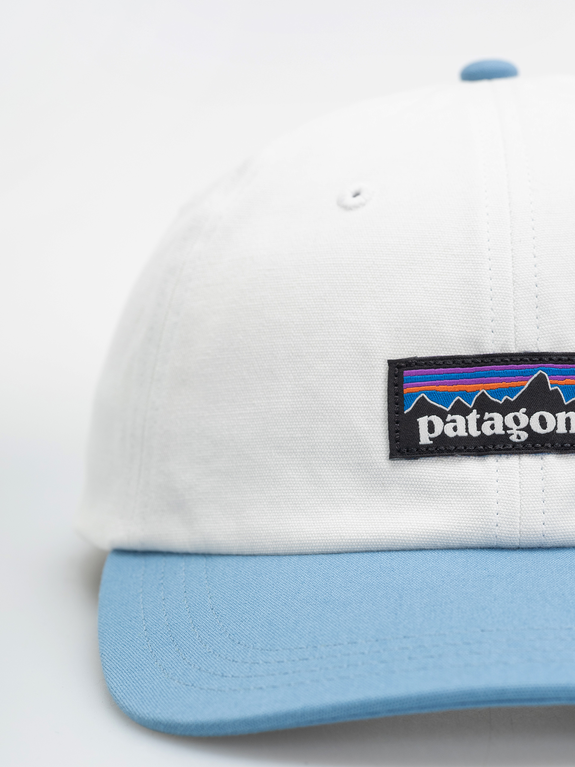 Шапка с козирка Patagonia P 6 Label Trad (birch white w/shore blue)