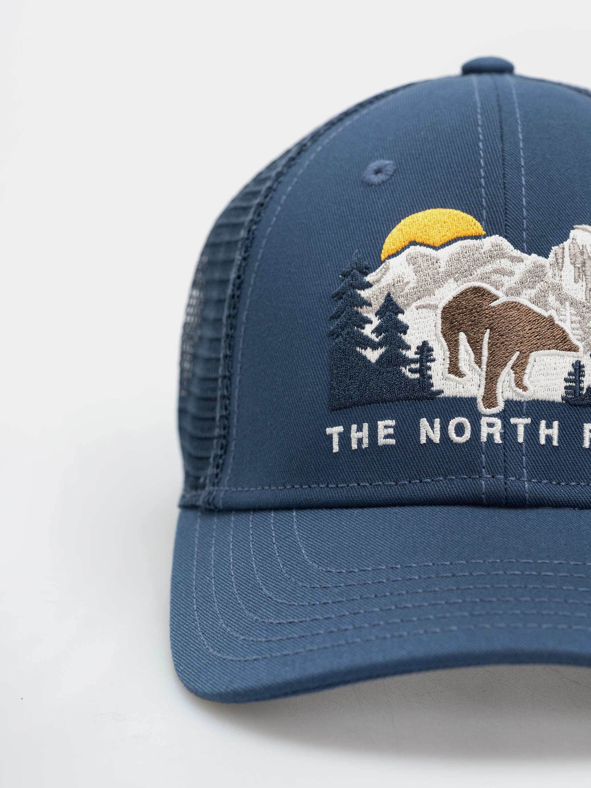 Шапка с козирка The North Face Embroidered Mudder Trucker (shdbu/beargrphc)