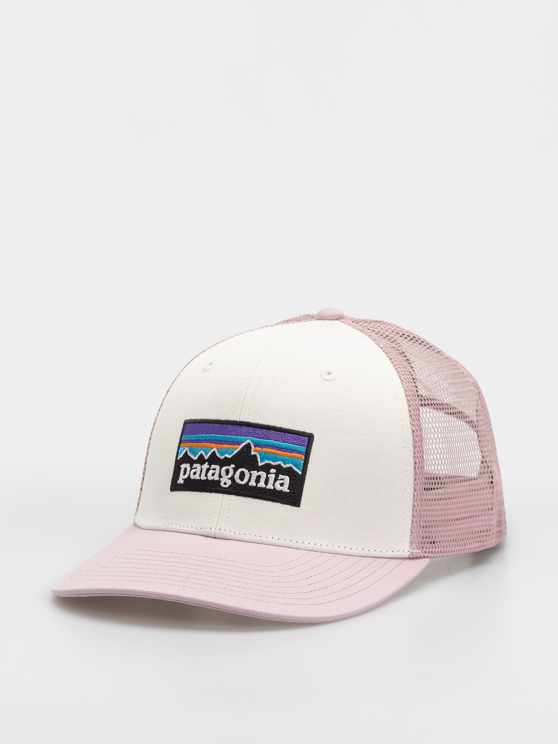 u0428u0430u043fu043au0430 u0441 u043au043eu0437u0438u0440u043au0430 Patagonia P 6 Logo Trucker (white w/quiet violet)