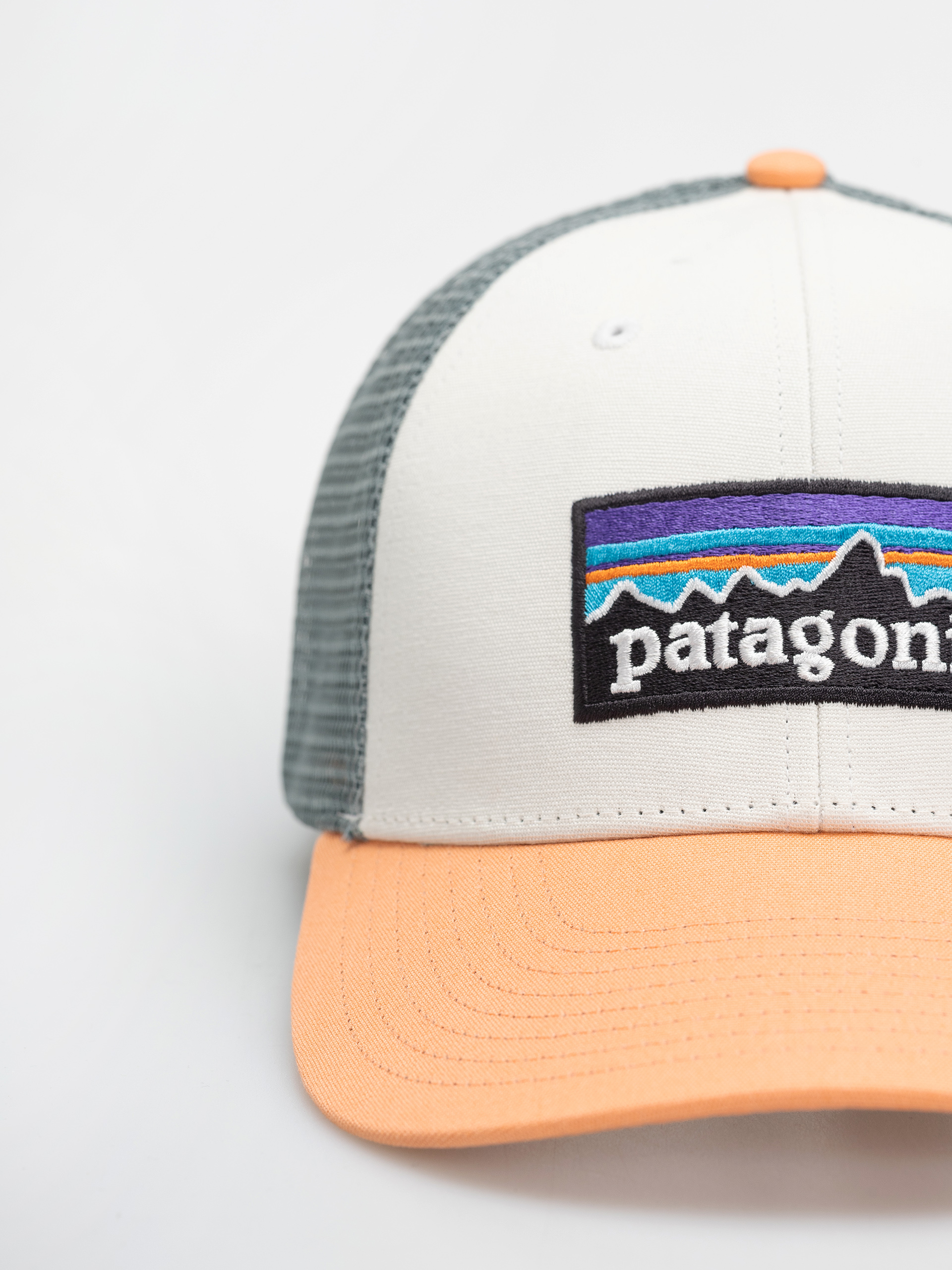 Шапка с козирка Patagonia P 6 Logo LoPro Trucker (white w/peach sherbet)