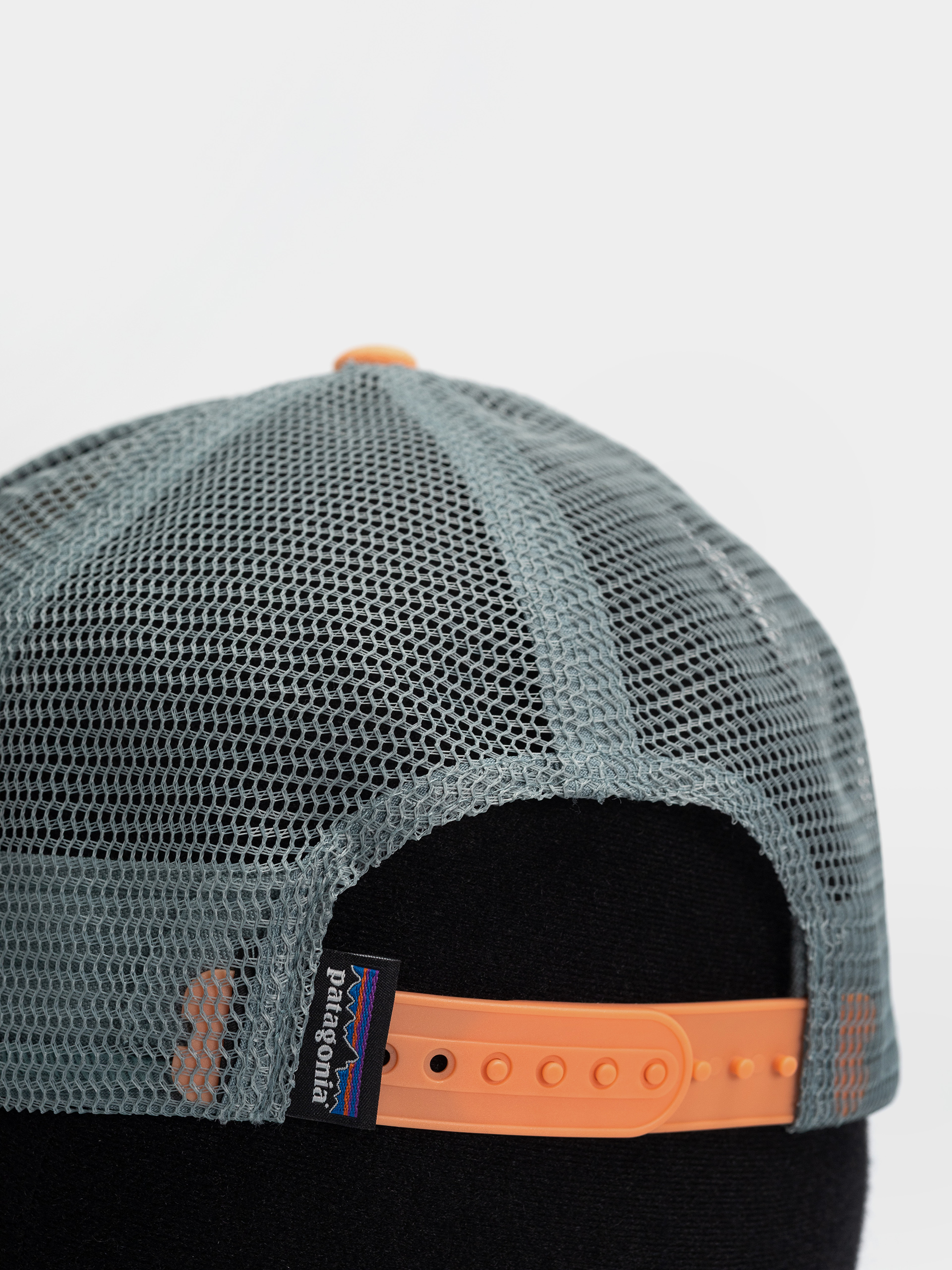 Шапка с козирка Patagonia P 6 Logo LoPro Trucker (white w/peach sherbet)