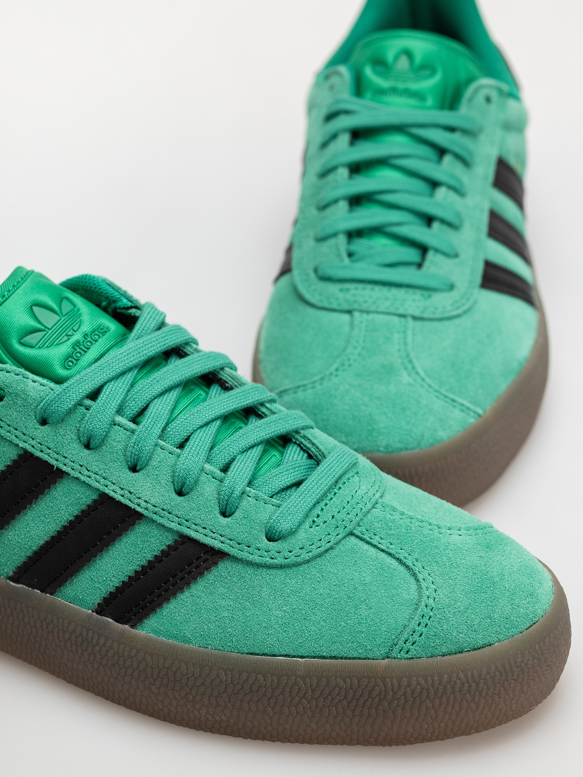 Обувки adidas Gazelle Adv (cougrn/cblack/gum5)