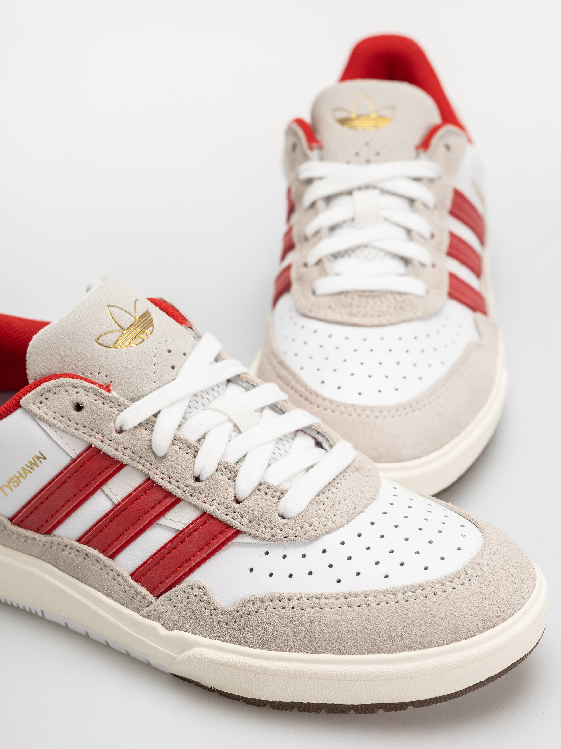 Обувки adidas Tyshawn II (ftwwht/betsca/cwhite)