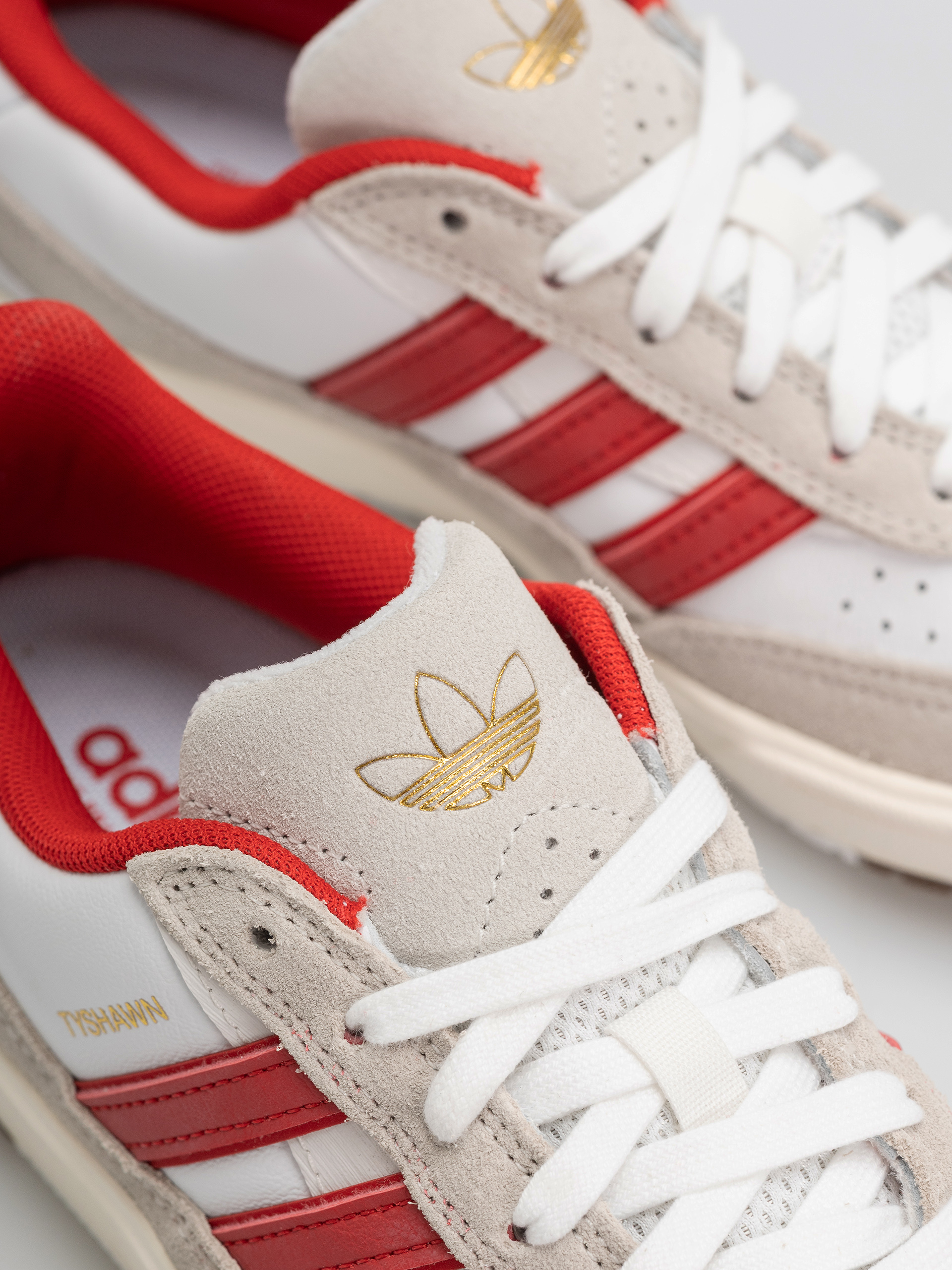 Обувки adidas Tyshawn II (ftwwht/betsca/cwhite)