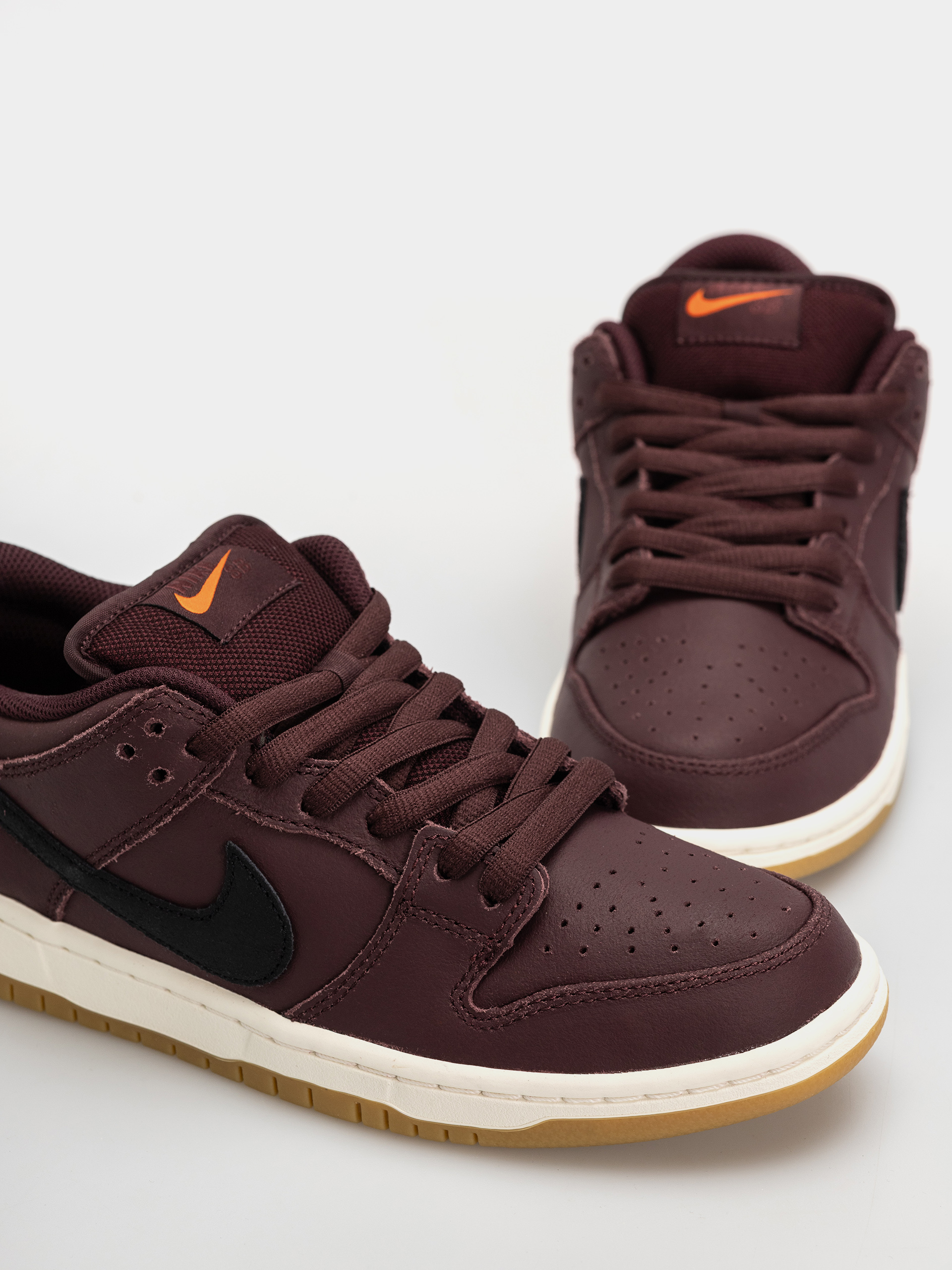 Обувки Nike SB Dunk Low Pro ISO (burgundy crush/black mystic dates sail)