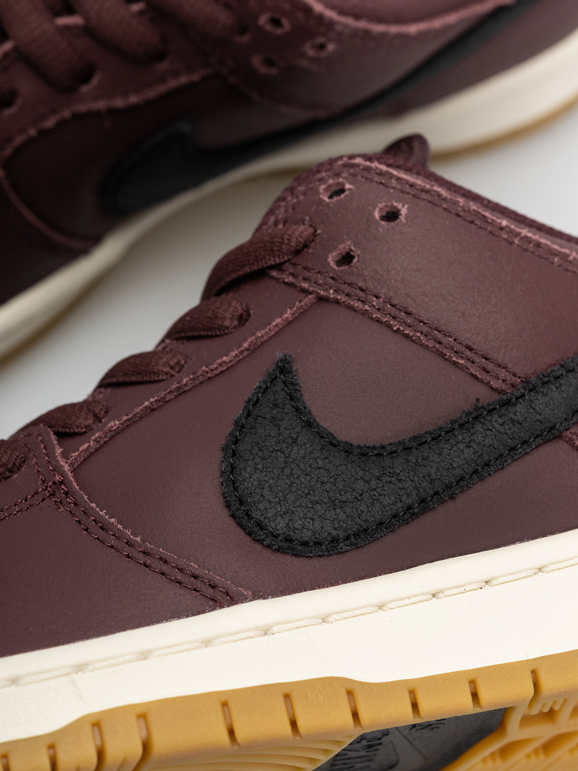 Обувки Nike SB Dunk Low Pro ISO (burgundy crush/black mystic dates sail)