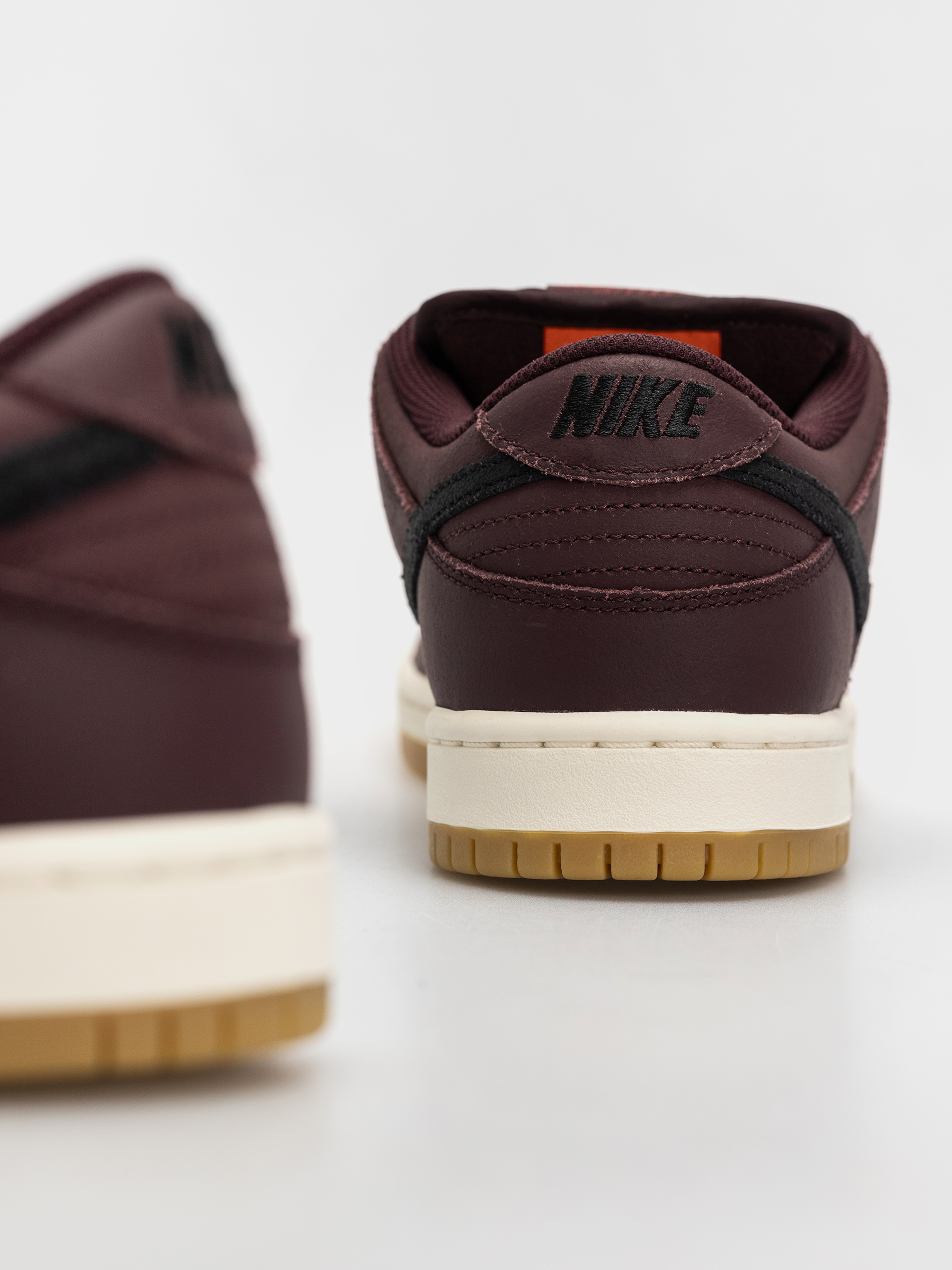 Обувки Nike SB Dunk Low Pro ISO (burgundy crush/black mystic dates sail)