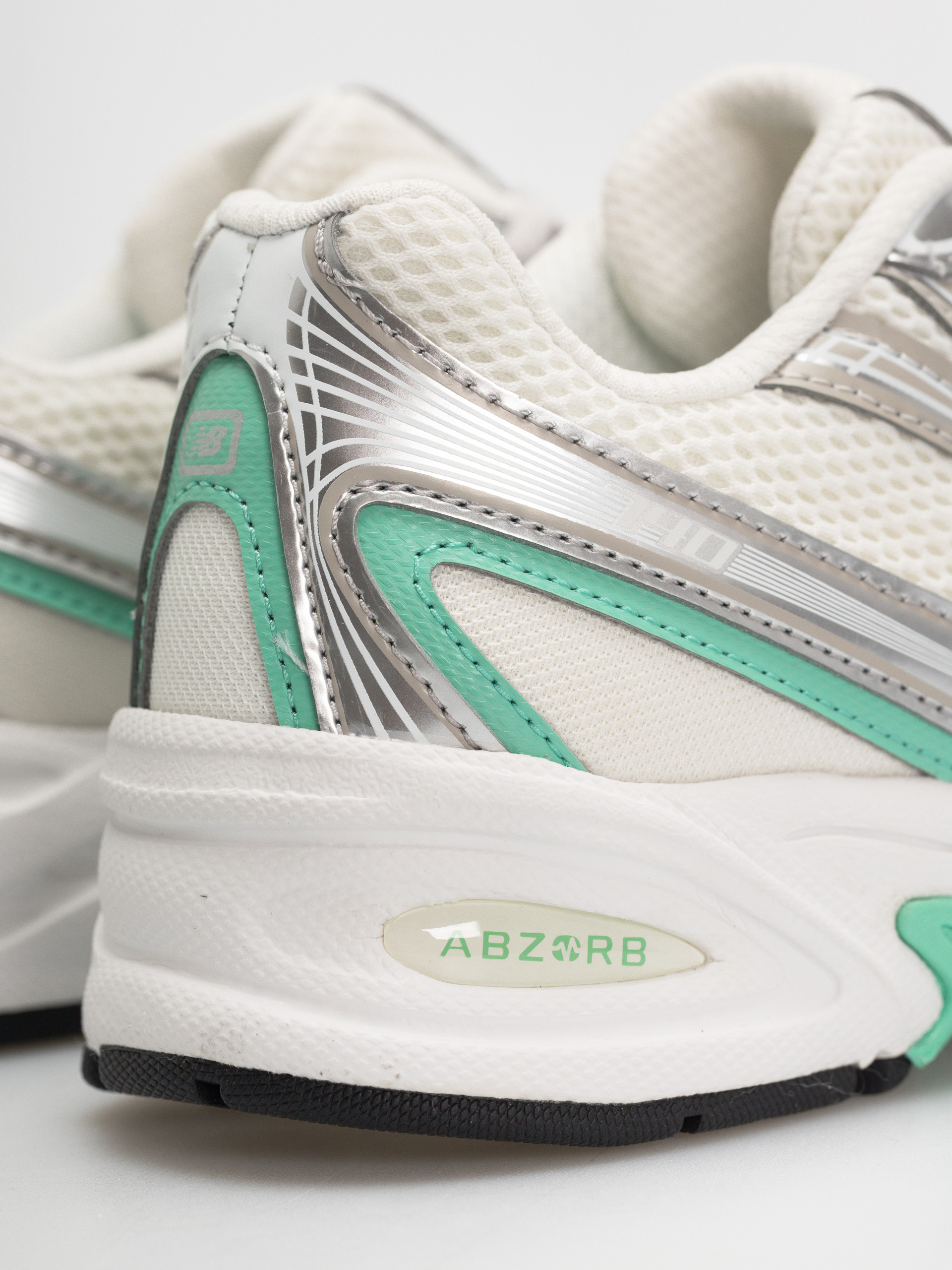Обувки New Balance 740 JR (silver metallic/deep end)