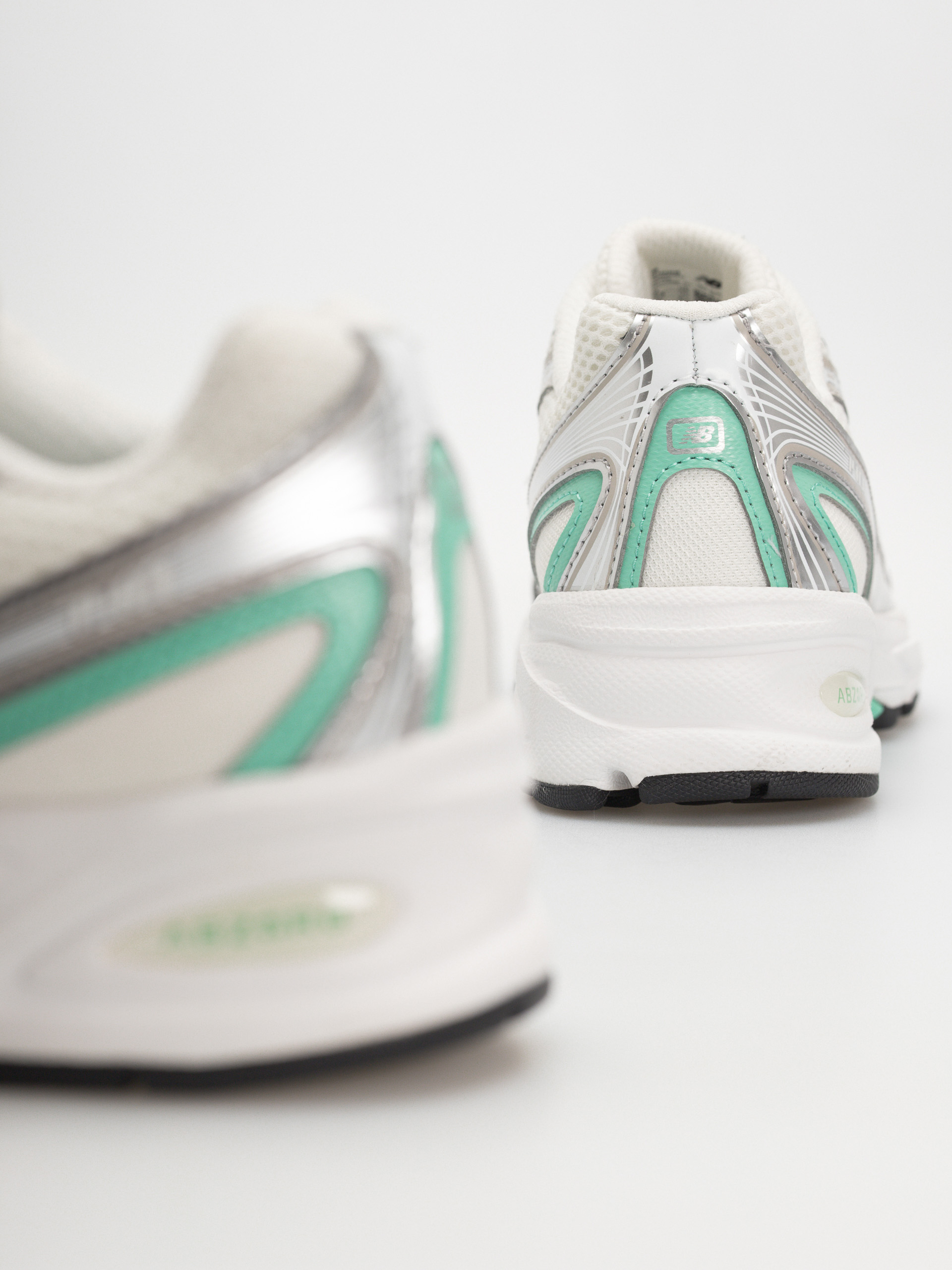 Обувки New Balance 740 JR (silver metallic/deep end)