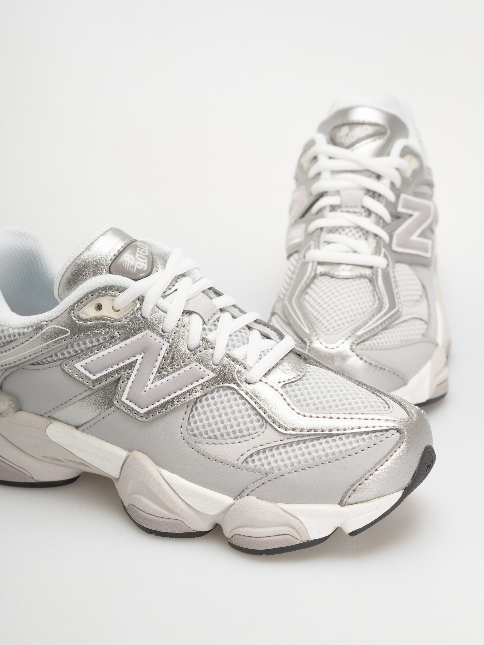 Обувки New Balance 9060 JR (raincloud/truffle salt)