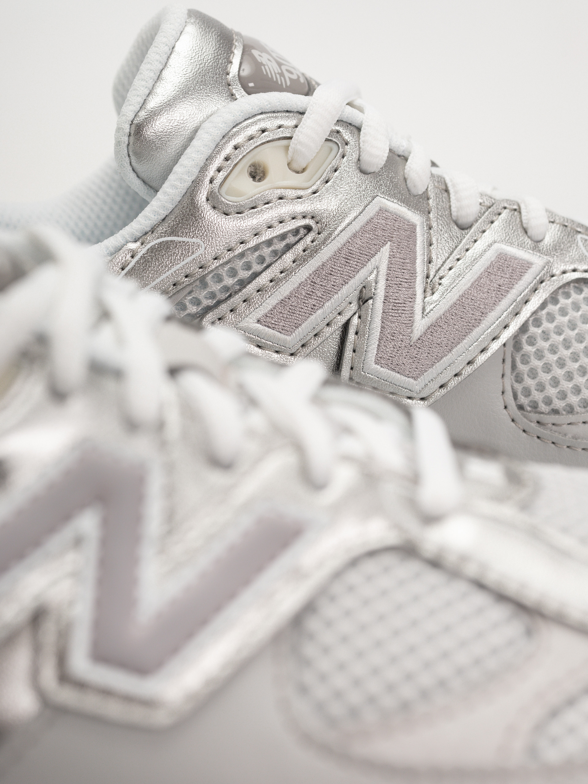 Обувки New Balance 9060 JR (raincloud/truffle salt)