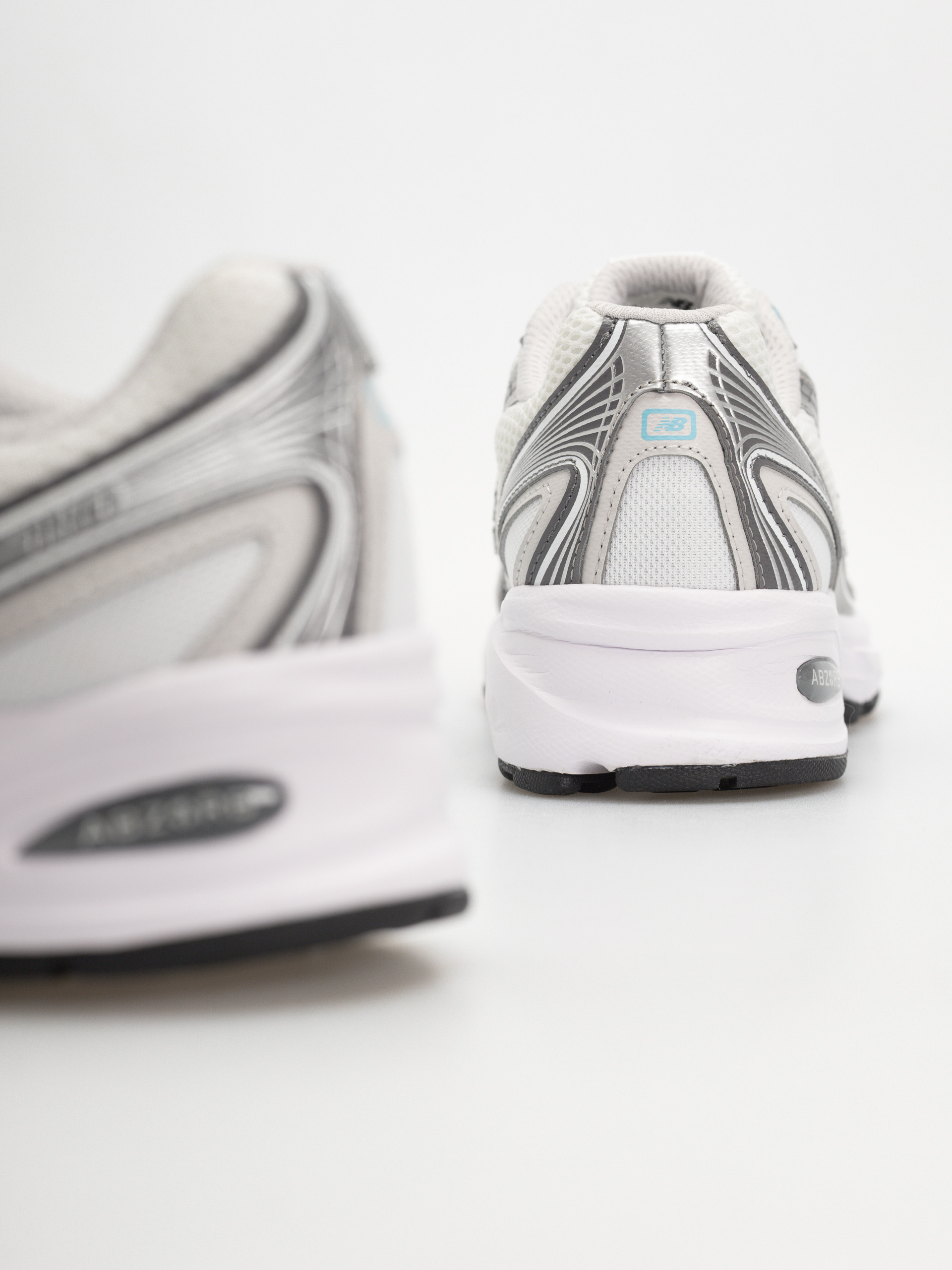 Обувки New Balance 740 (103 white/castlerock)