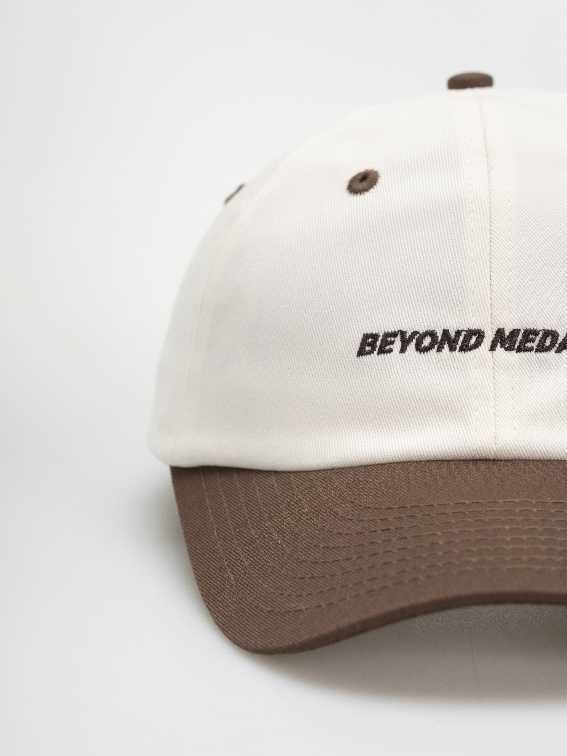 Шапка с козирка Beyond Medals Unstructured (off white)