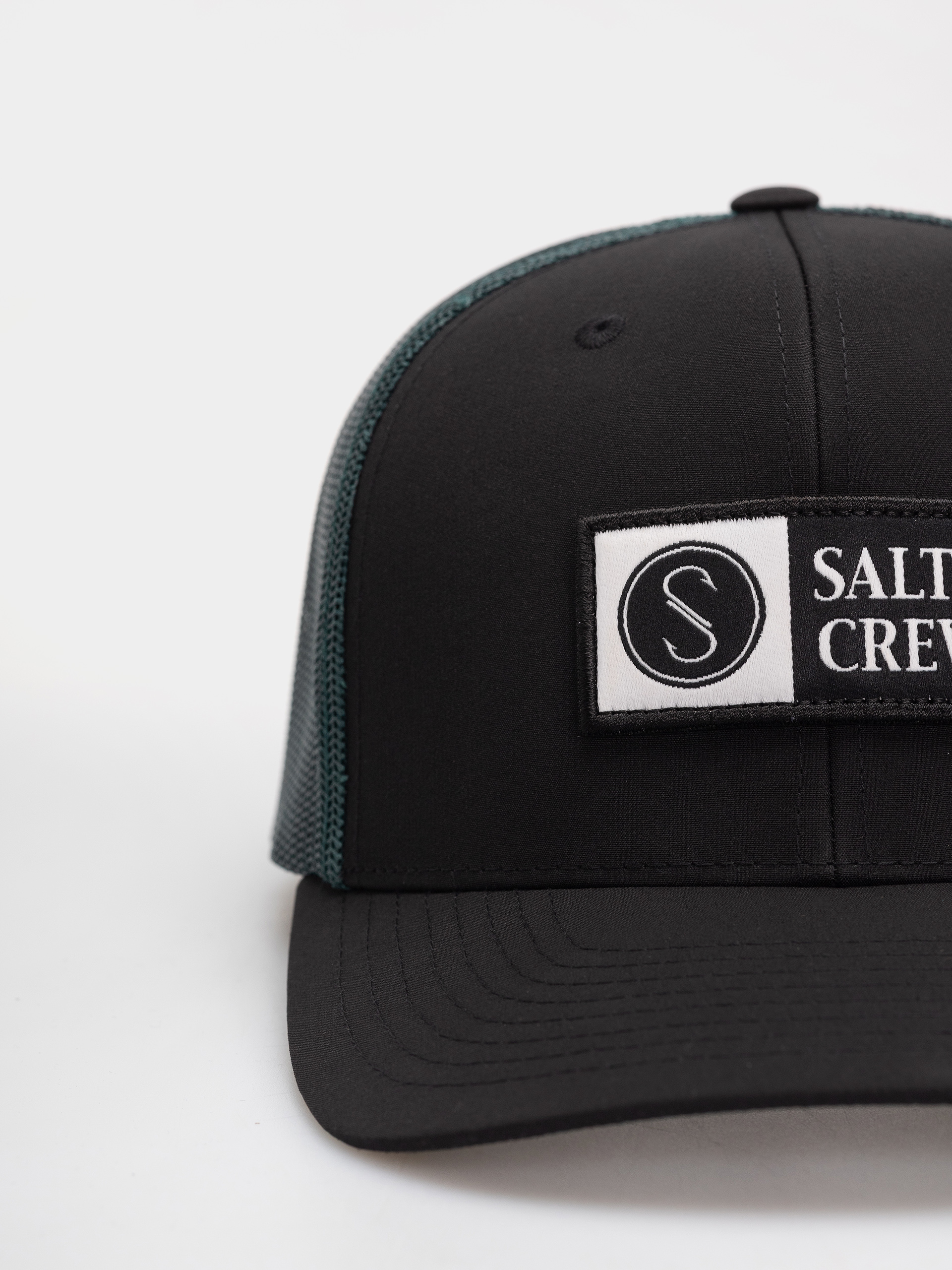 Шапка с козирка Salty Crew Pinnacle 2 Retro Trucker (black/hydro)