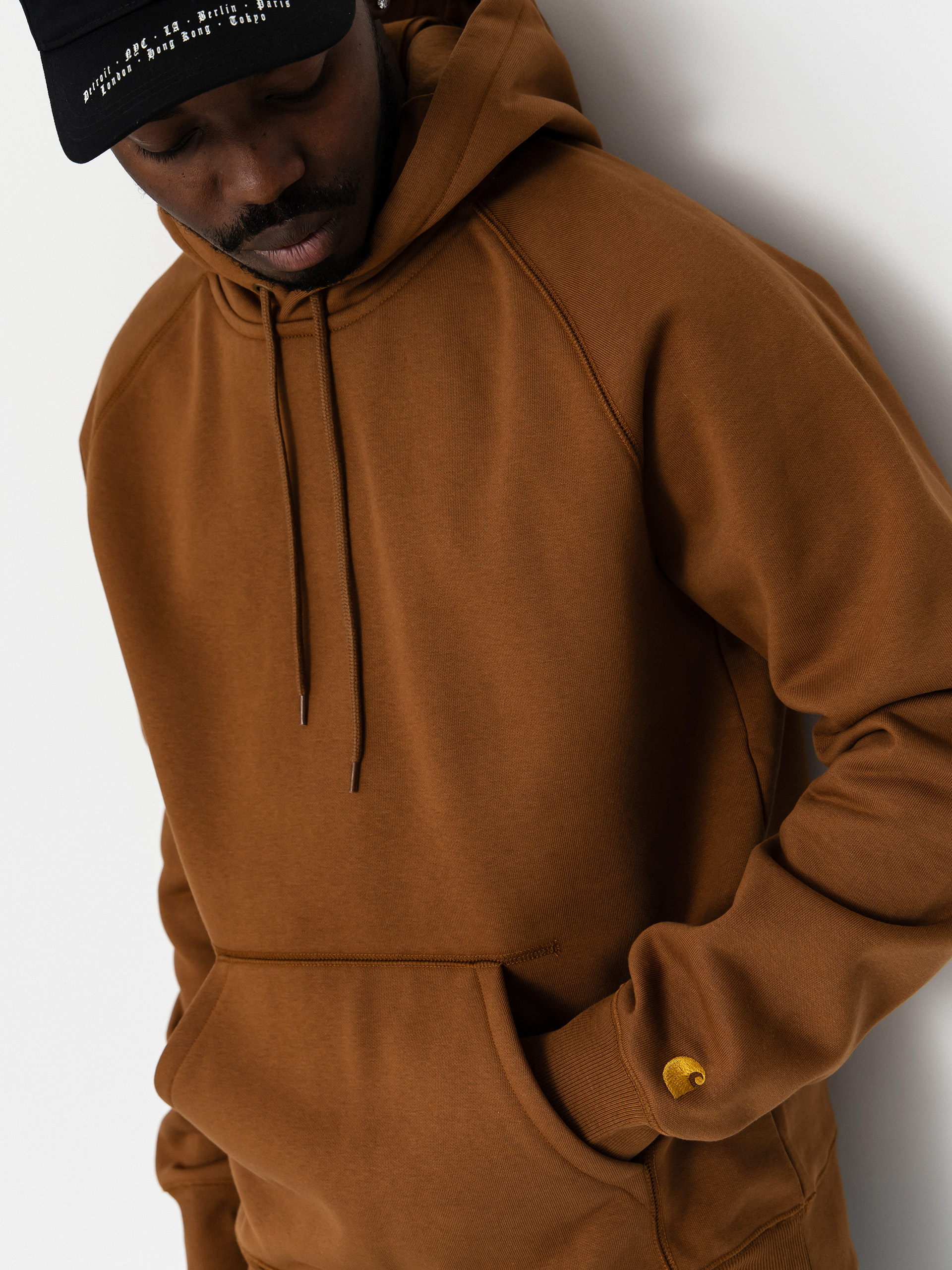 Суитшърт с качулка Carhartt WIP Chase HD (hamilton brown/gold)