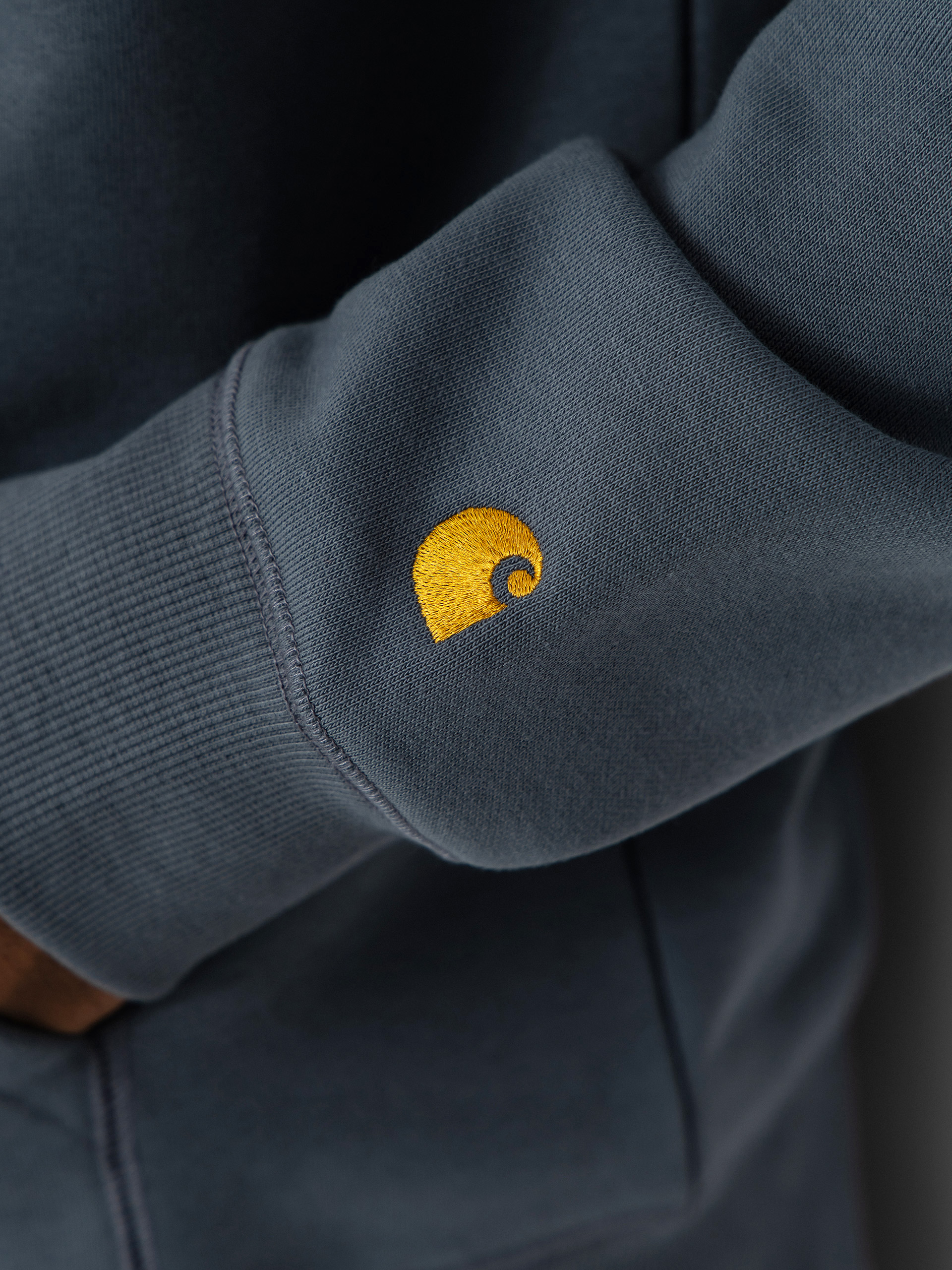 Суитшърт с качулка Carhartt WIP Chase ZHD (cozy blue/gold)