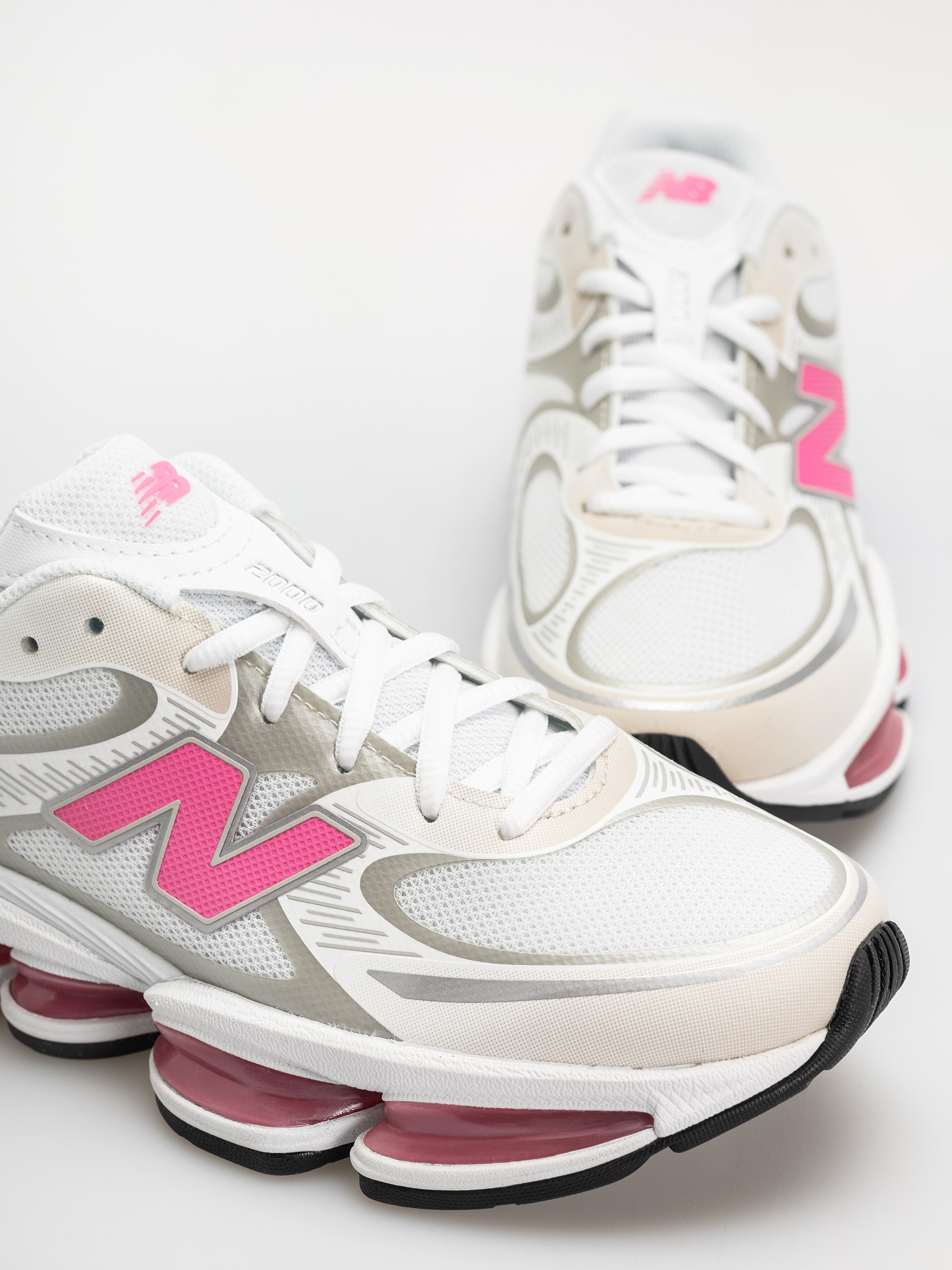 Обувки New Balance 2000 (103 white/30% lighter pink heat)