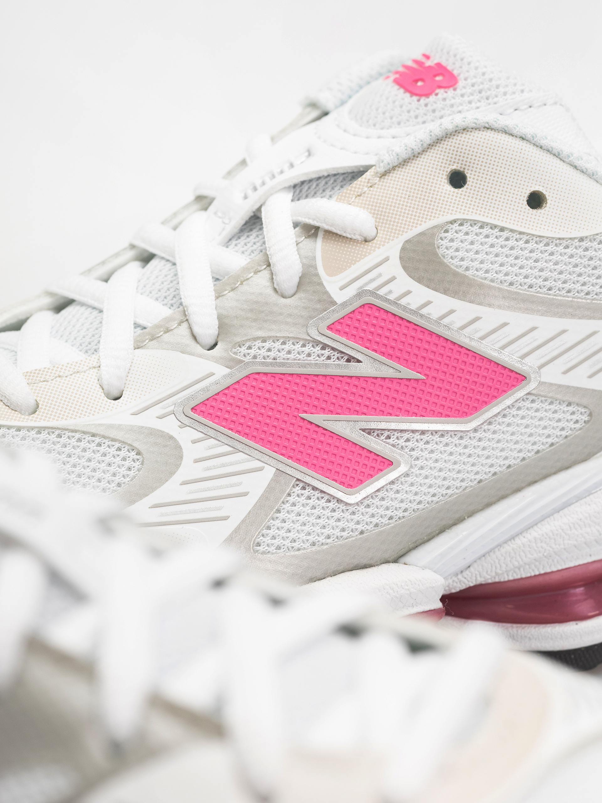 Обувки New Balance 2000 (103 white/30% lighter pink heat)