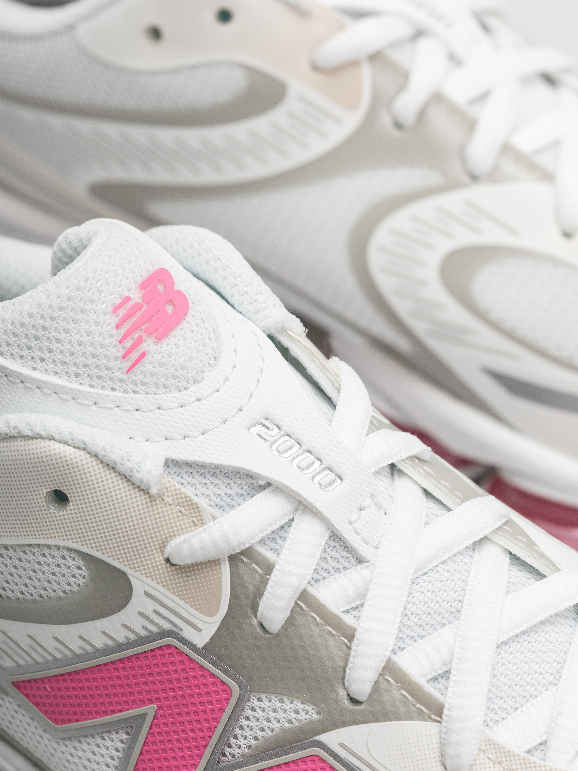 Обувки New Balance 2000 (103 white/30% lighter pink heat)