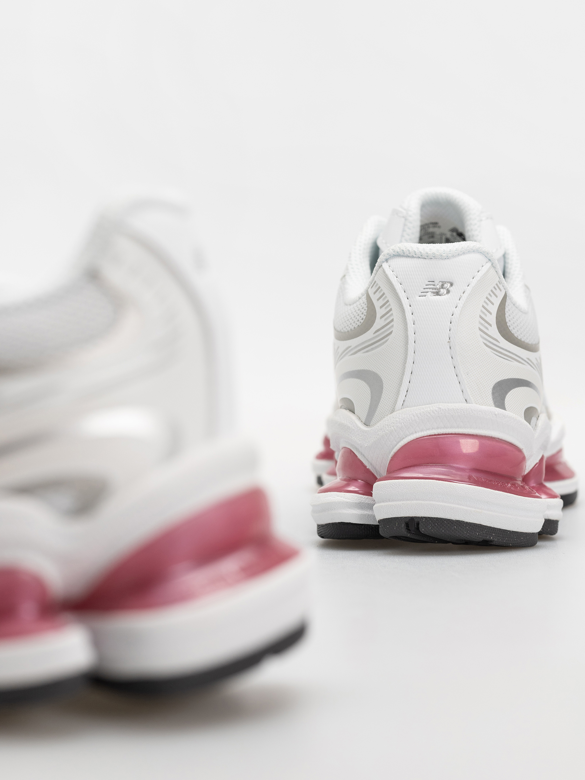 Обувки New Balance 2000 (103 white/30% lighter pink heat)