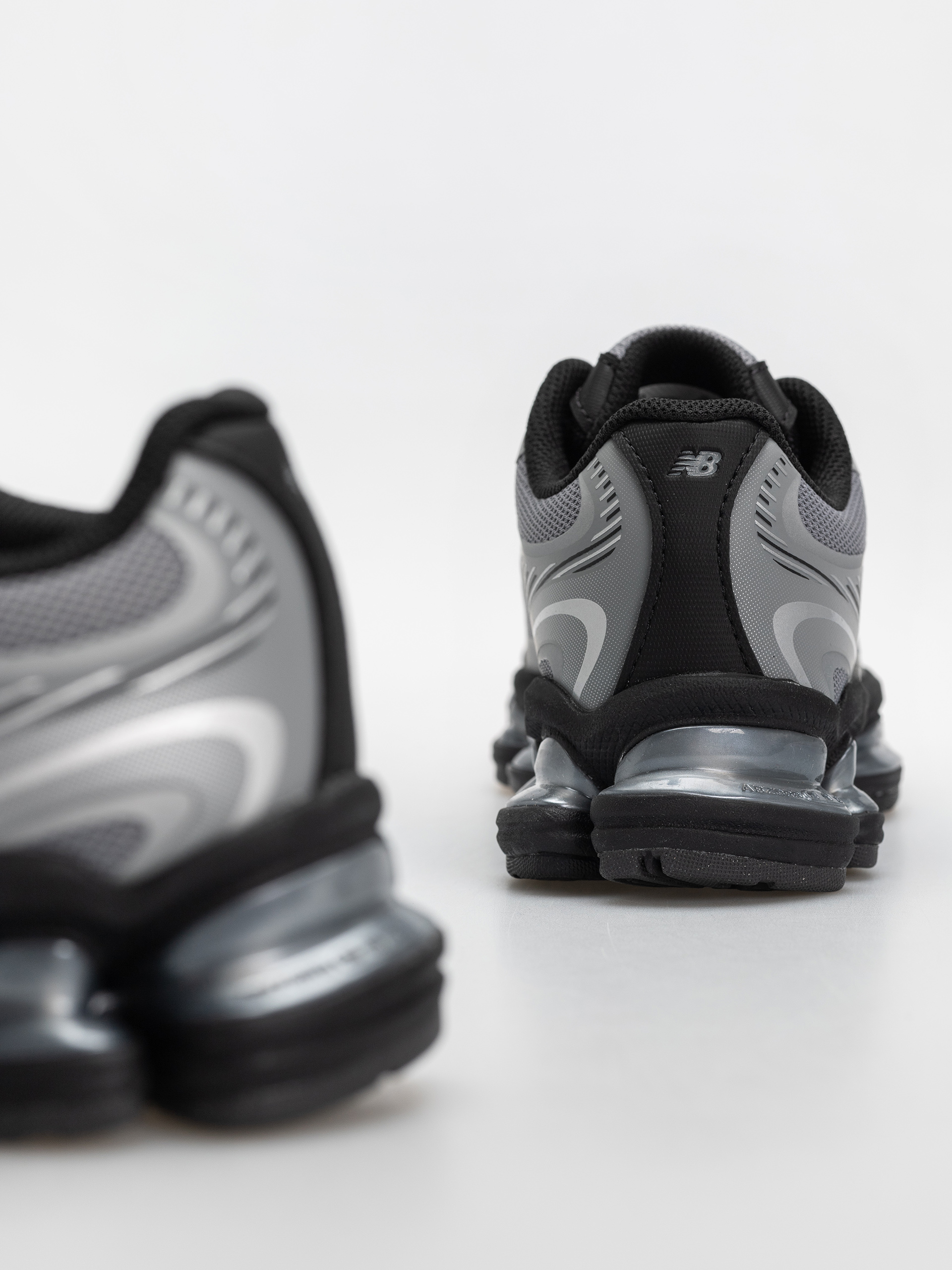 Обувки New Balance 2000 (slate grey/silver metallic)
