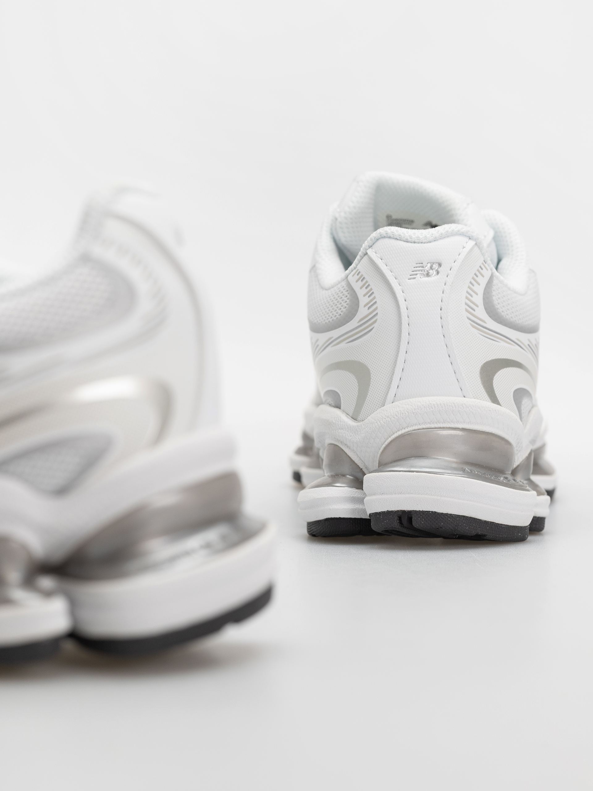 Обувки New Balance 2000 (103 white/silver metallic)