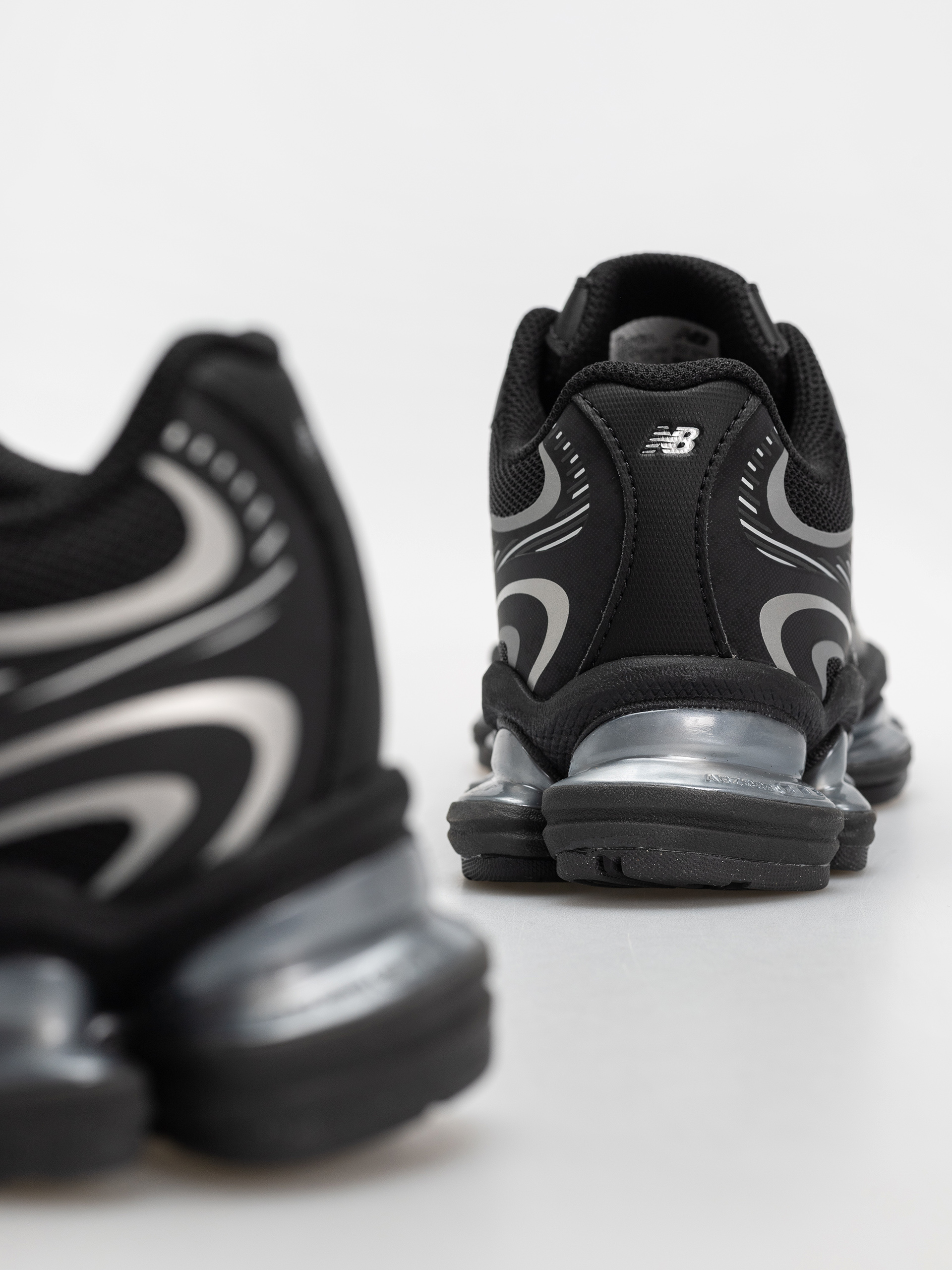 Обувки New Balance 2000 (black/silver metallic)